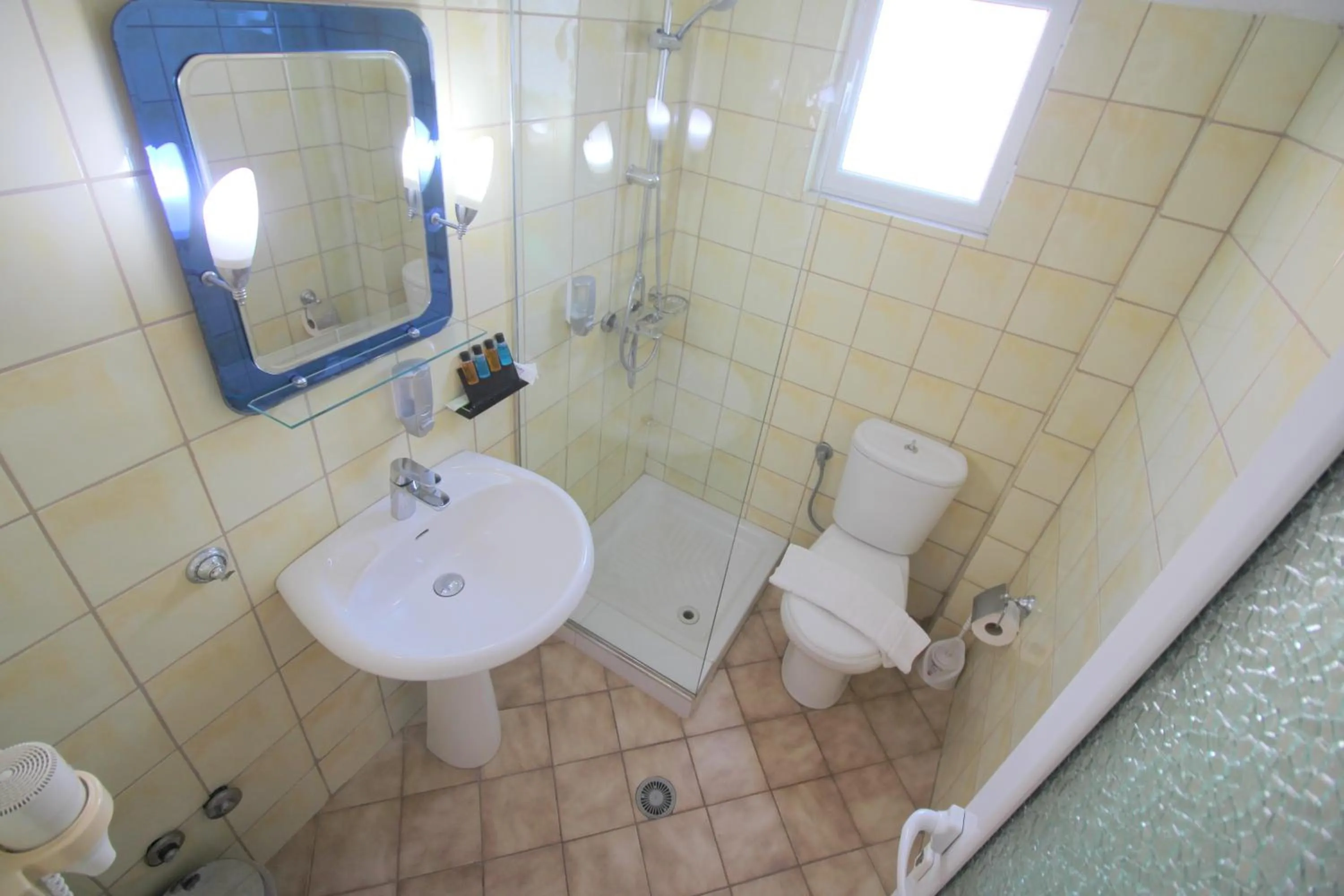 Shower in Oskar Hotel