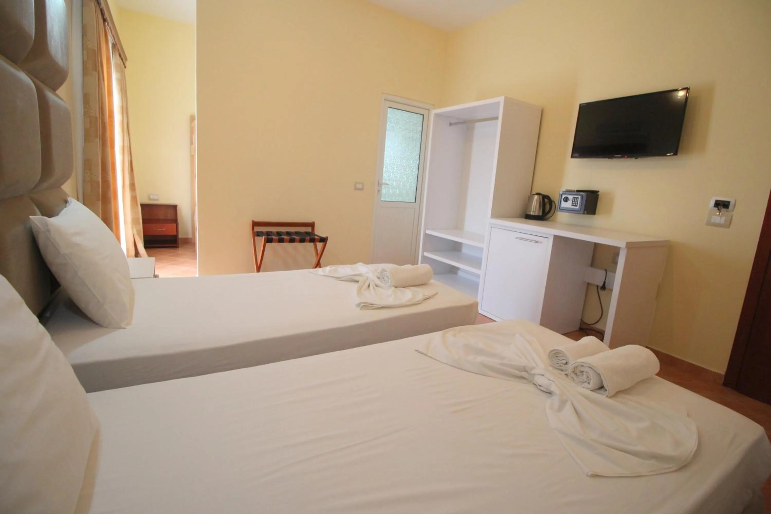 Communal lounge/ TV room, Bed in Oskar Hotel