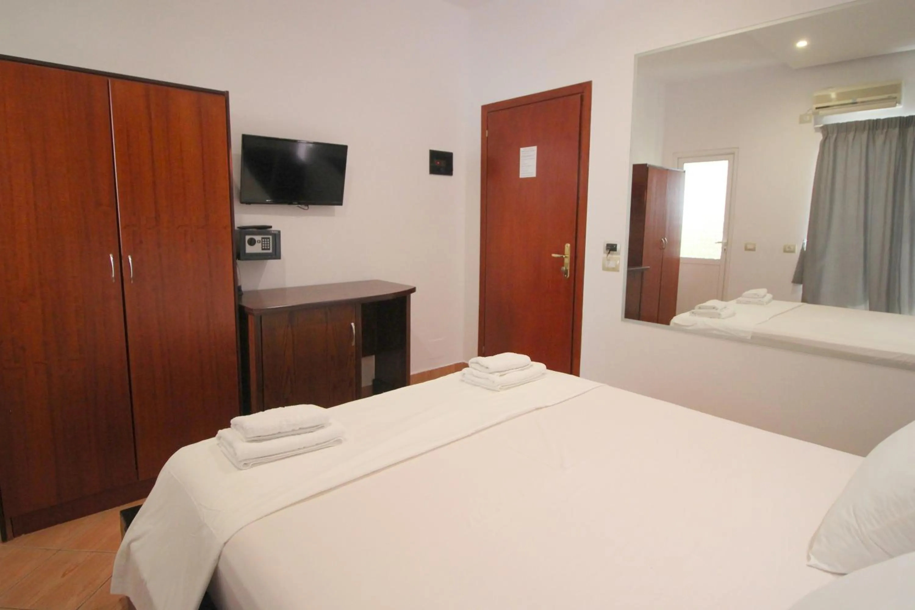 Communal lounge/ TV room, Bed in Oskar Hotel