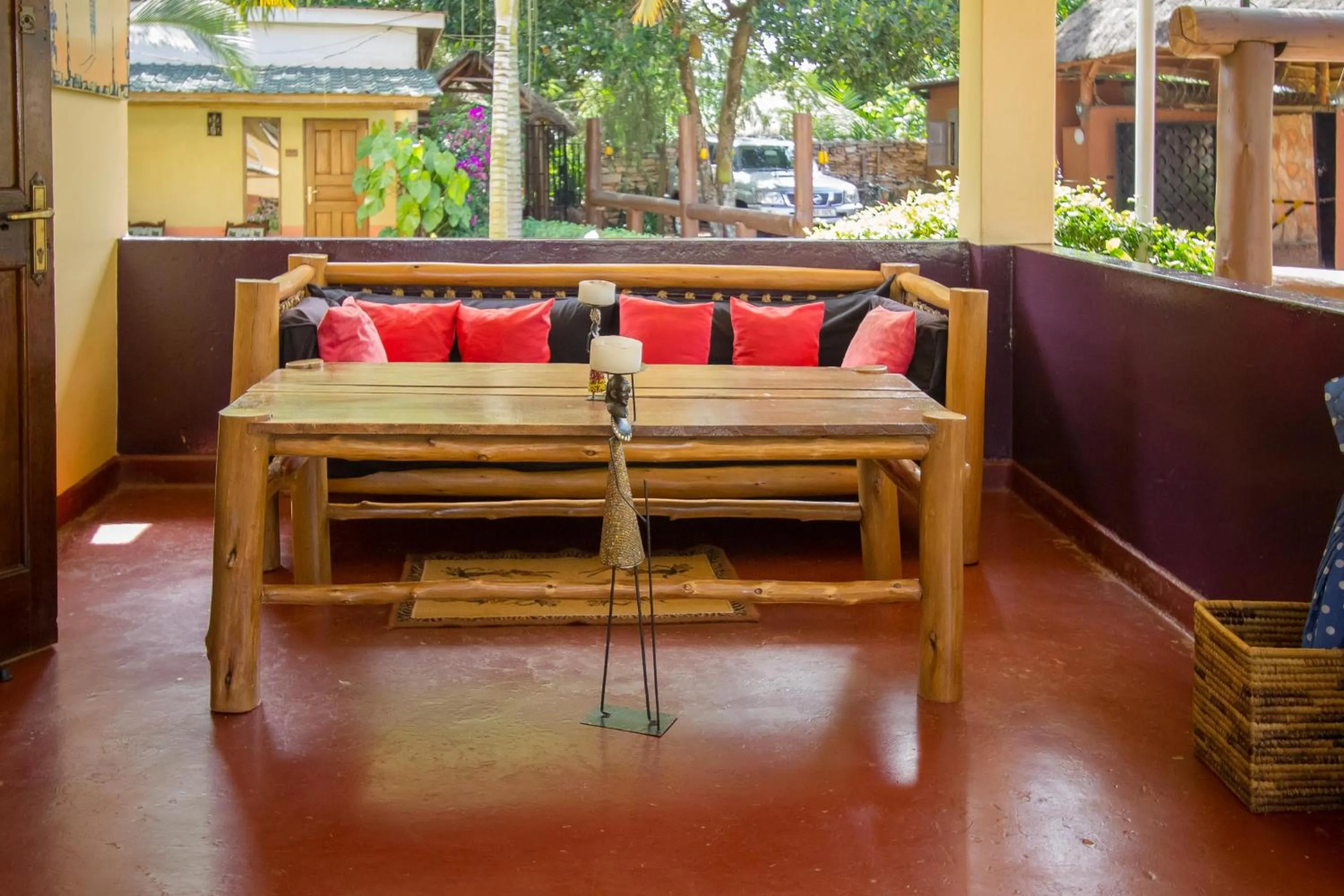 Communal lounge/ TV room in 2 Friends Guest House