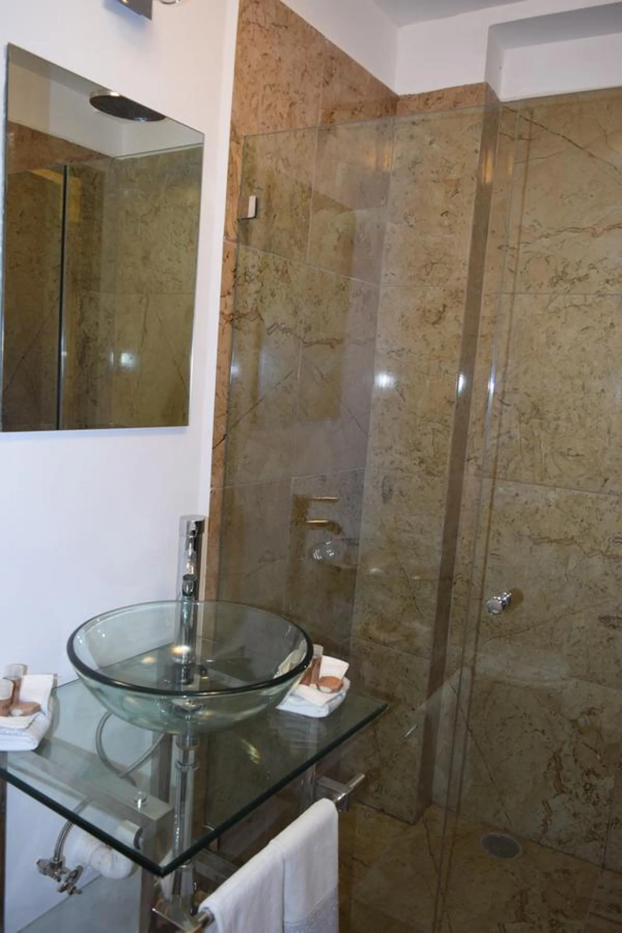 Shower in Hotel Condesa 185