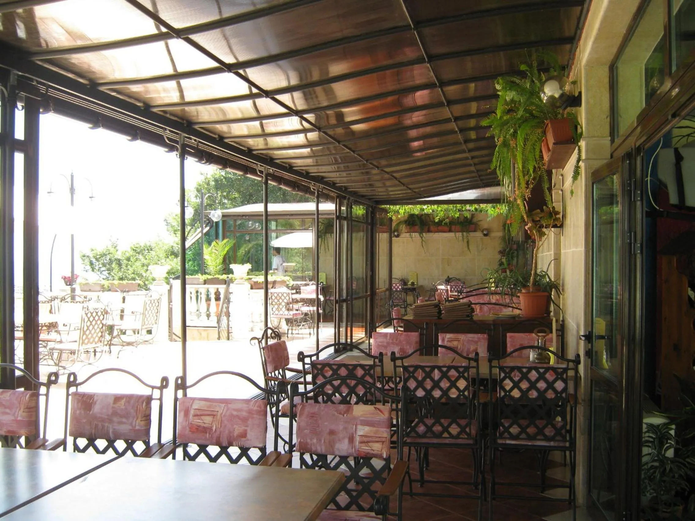 Restaurant/places to eat in Hotel Continental