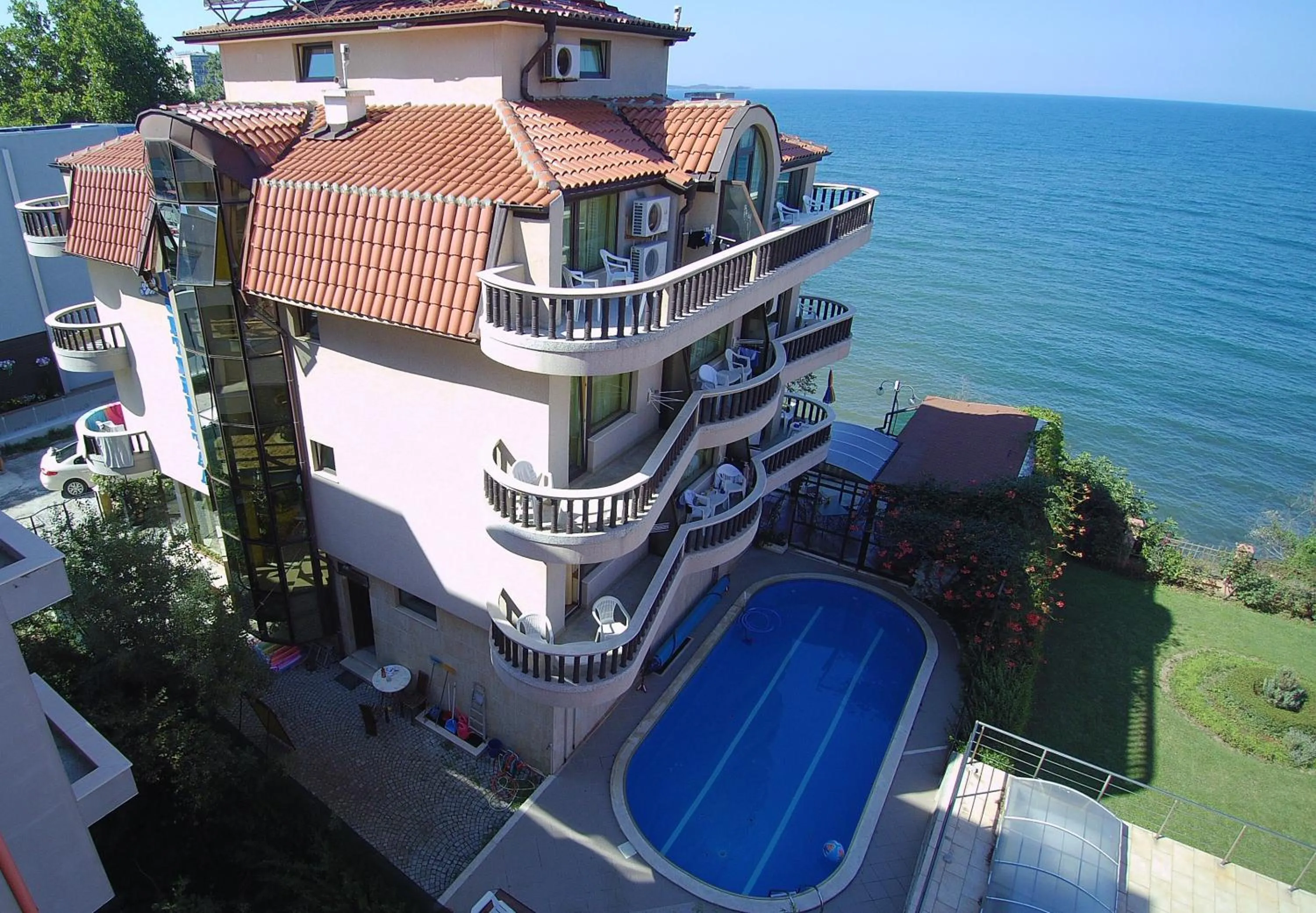 Swimming pool in Hotel Continental