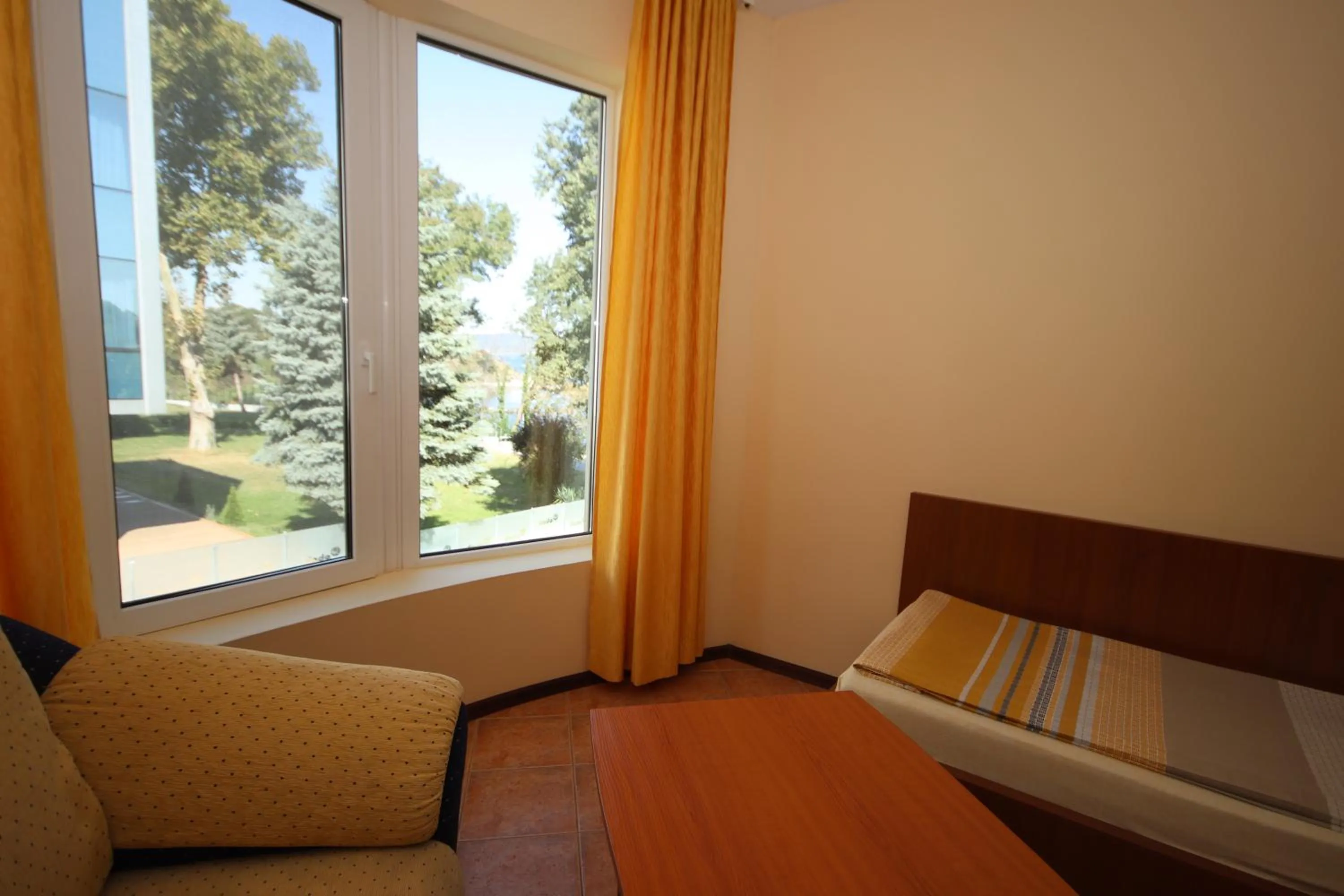 Seating area, Bed in Hotel Continental