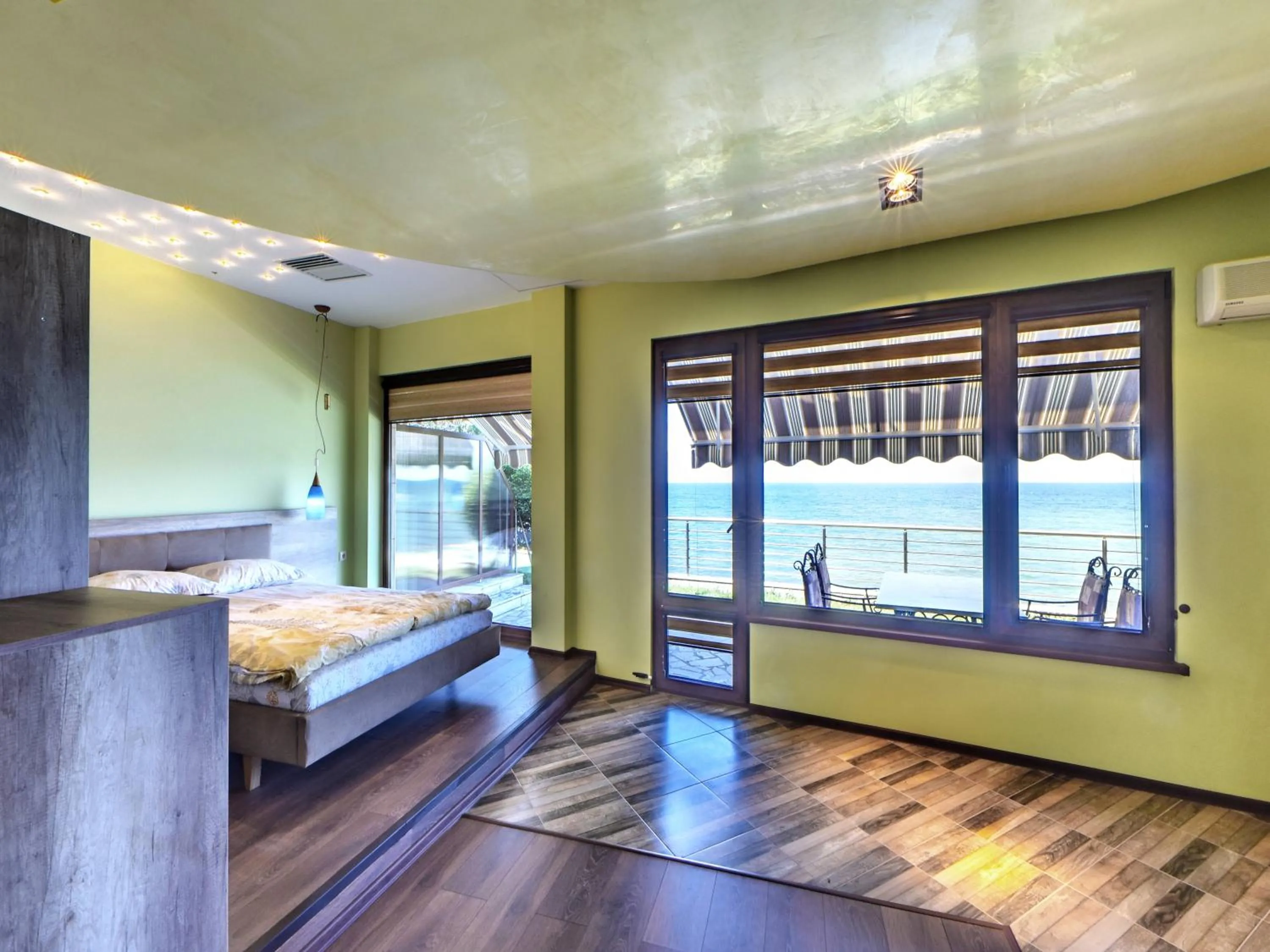 Sea view, Bed in Hotel Continental