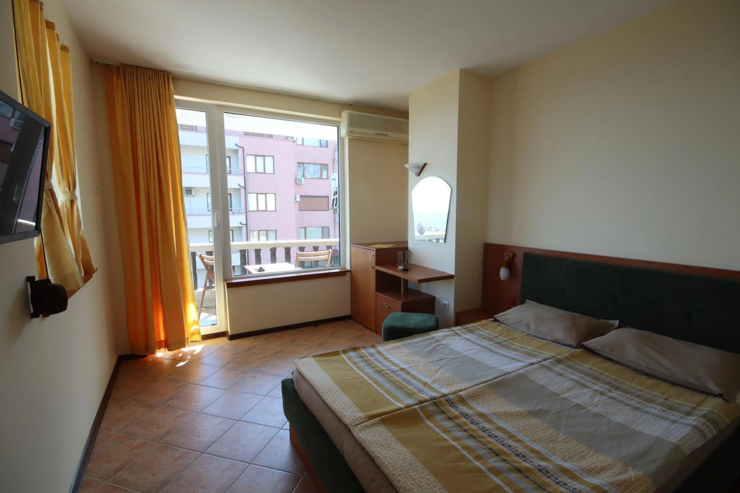 Photo of the whole room, Bed in Hotel Continental