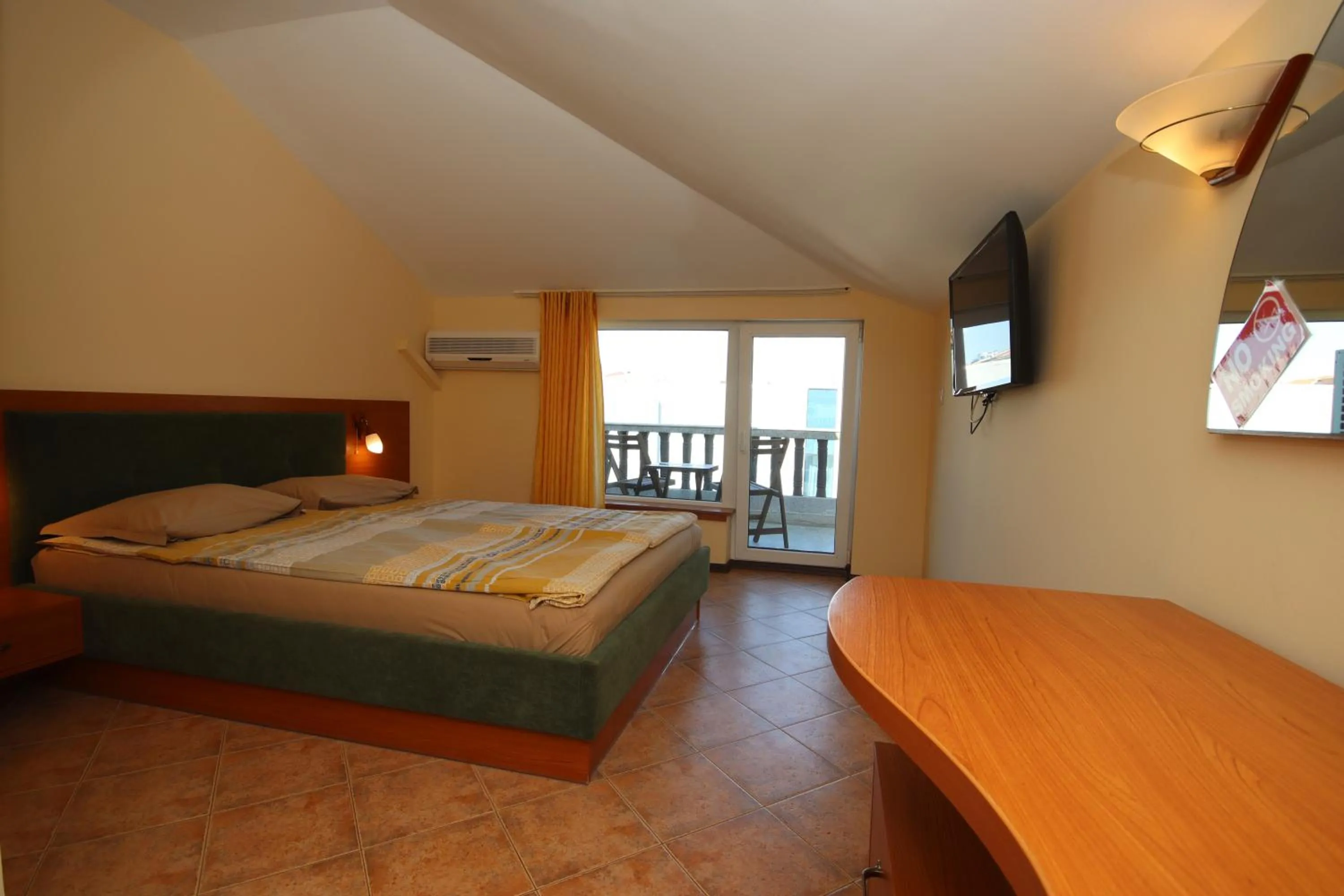 Bedroom, Bed in Hotel Continental