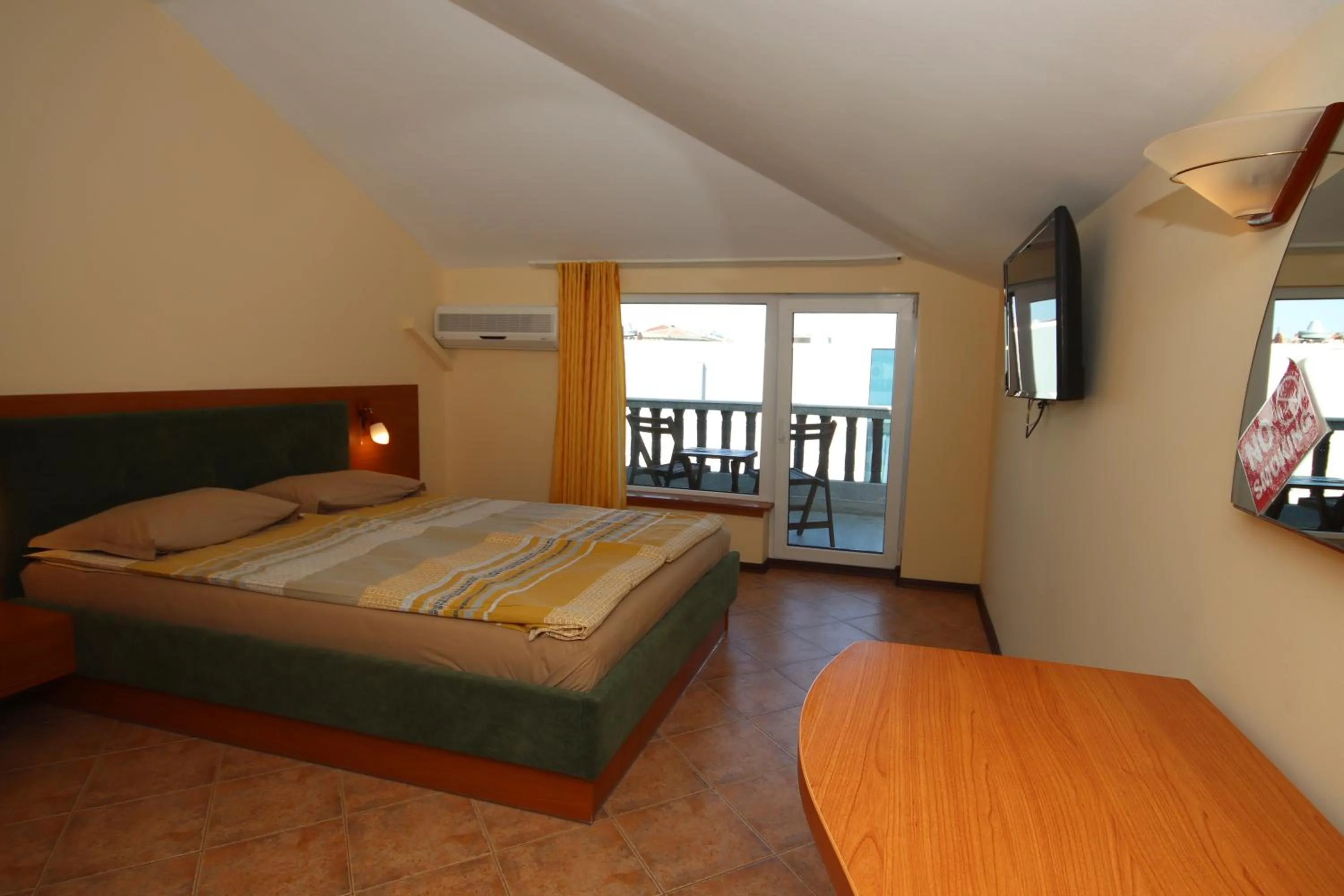 Photo of the whole room, Bed in Hotel Continental
