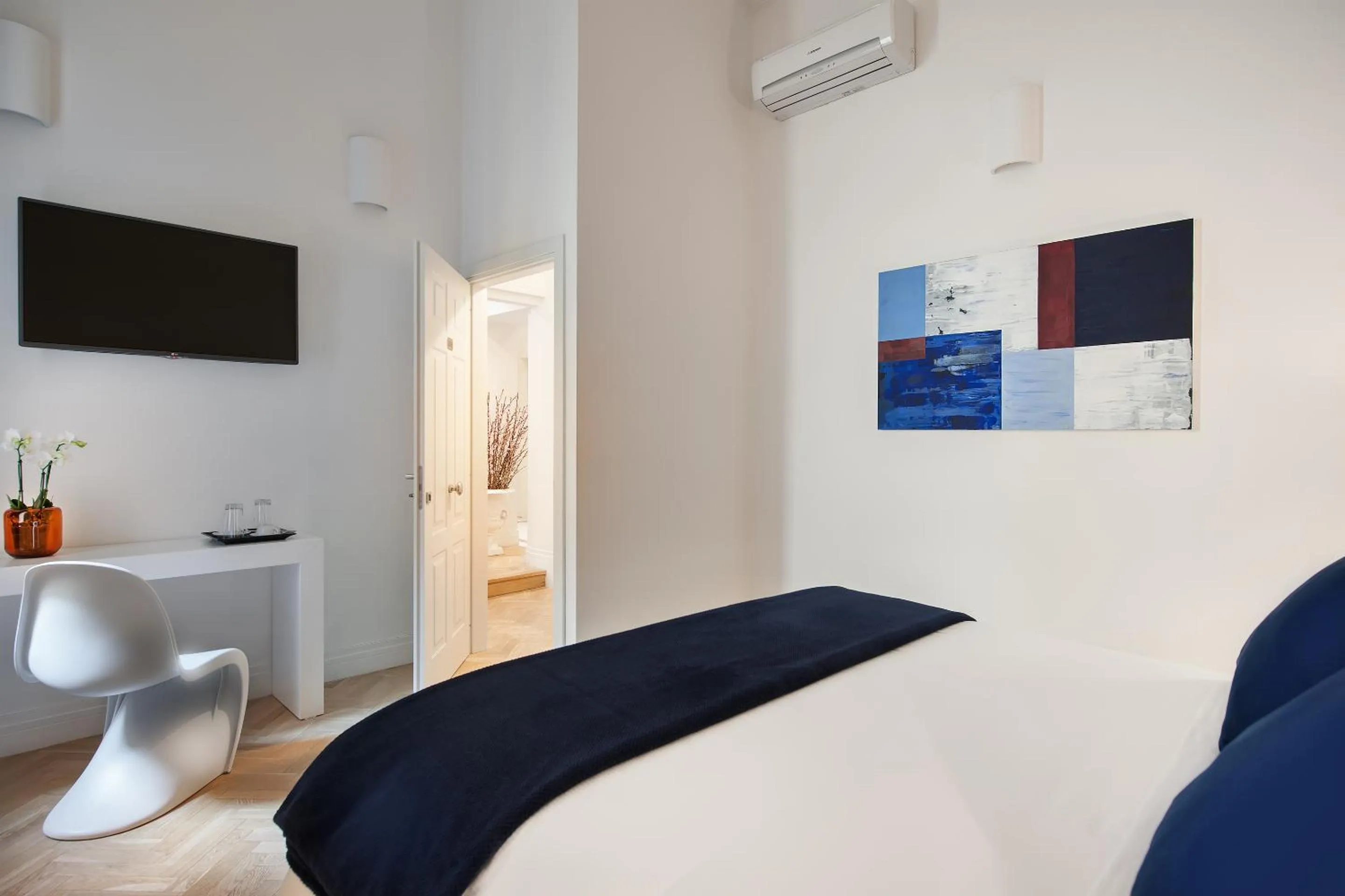 Photo of the whole room, Bed in DA ME Suites