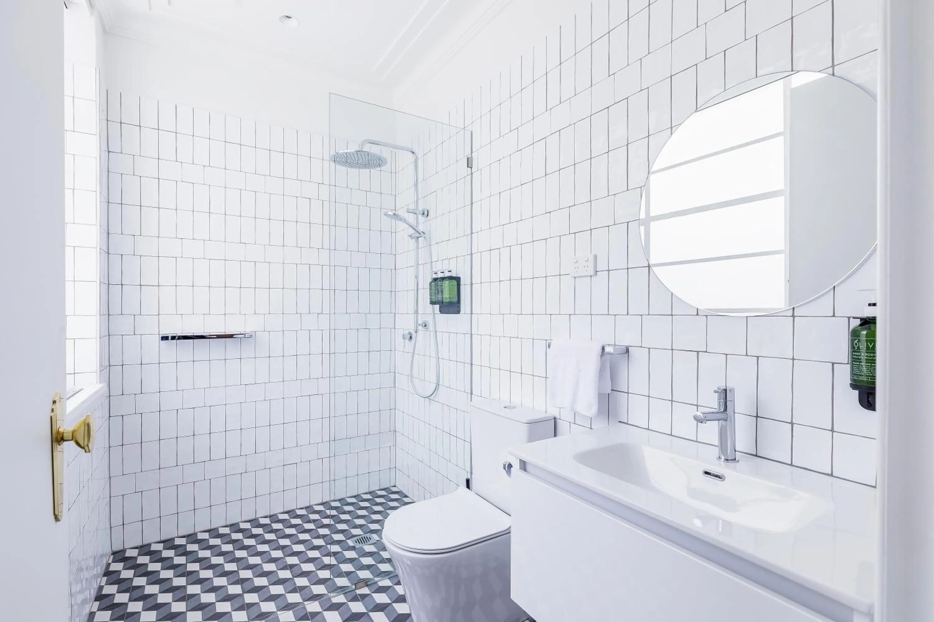 Shower in The Lakes Hotel, Rosebery