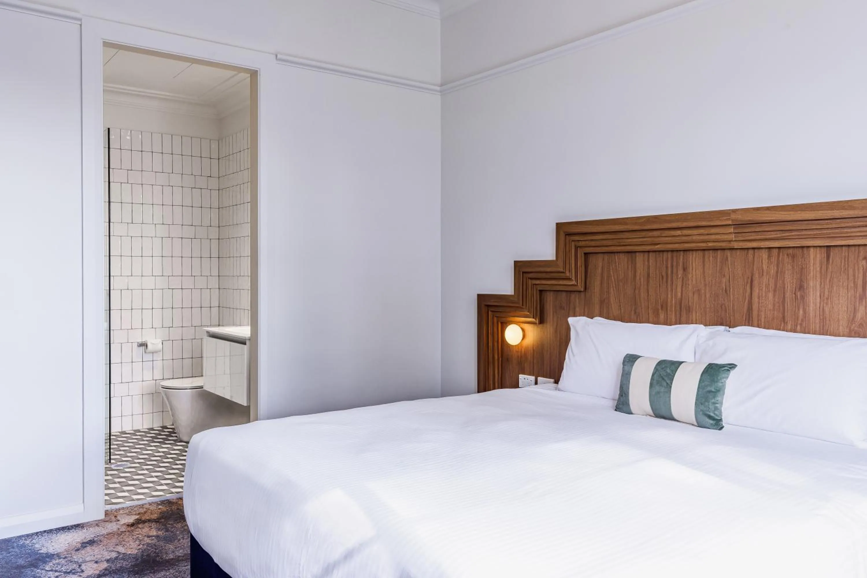 Bed in The Lakes Hotel, Rosebery