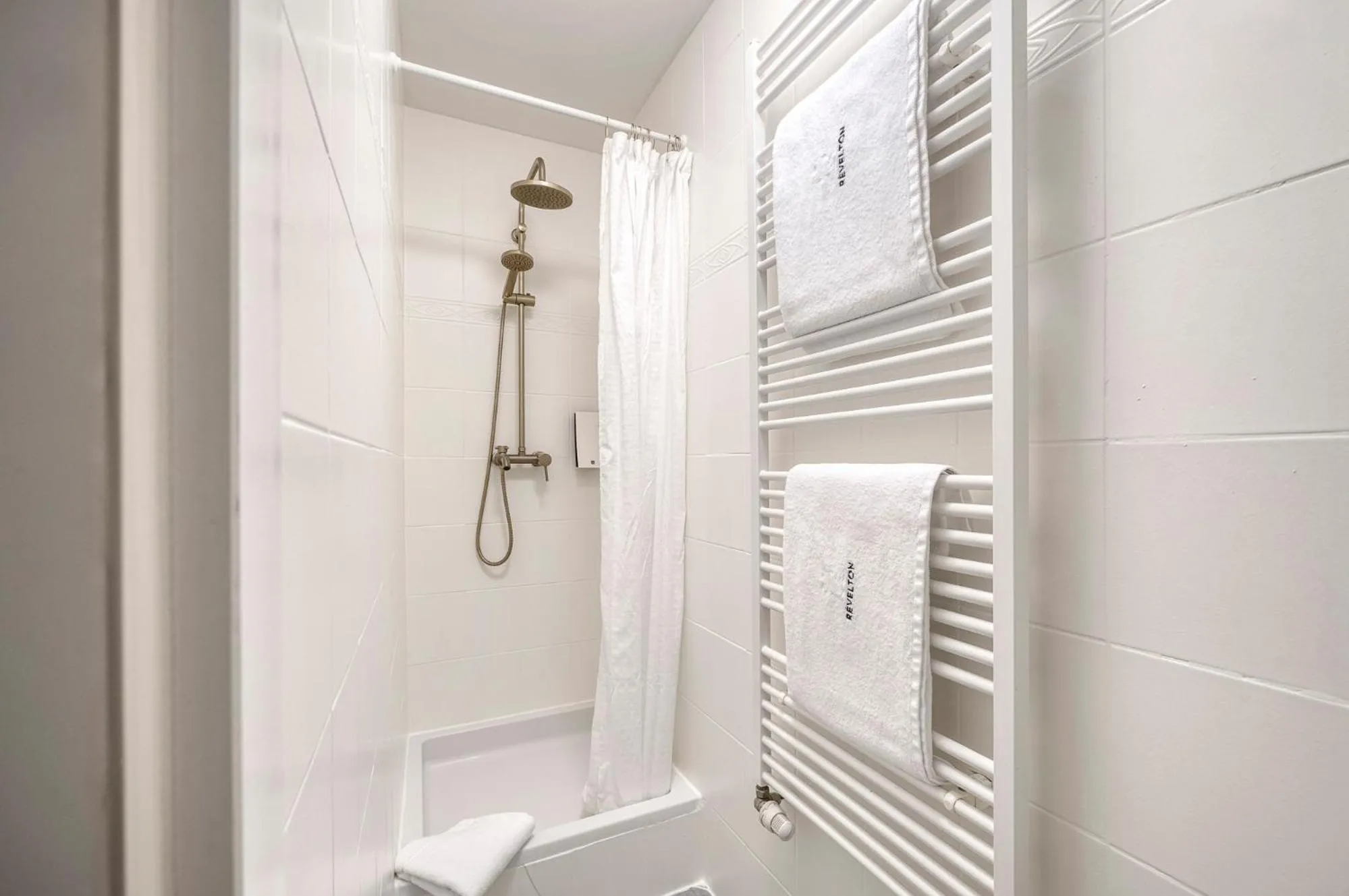 Shower in Anmut by Revelton