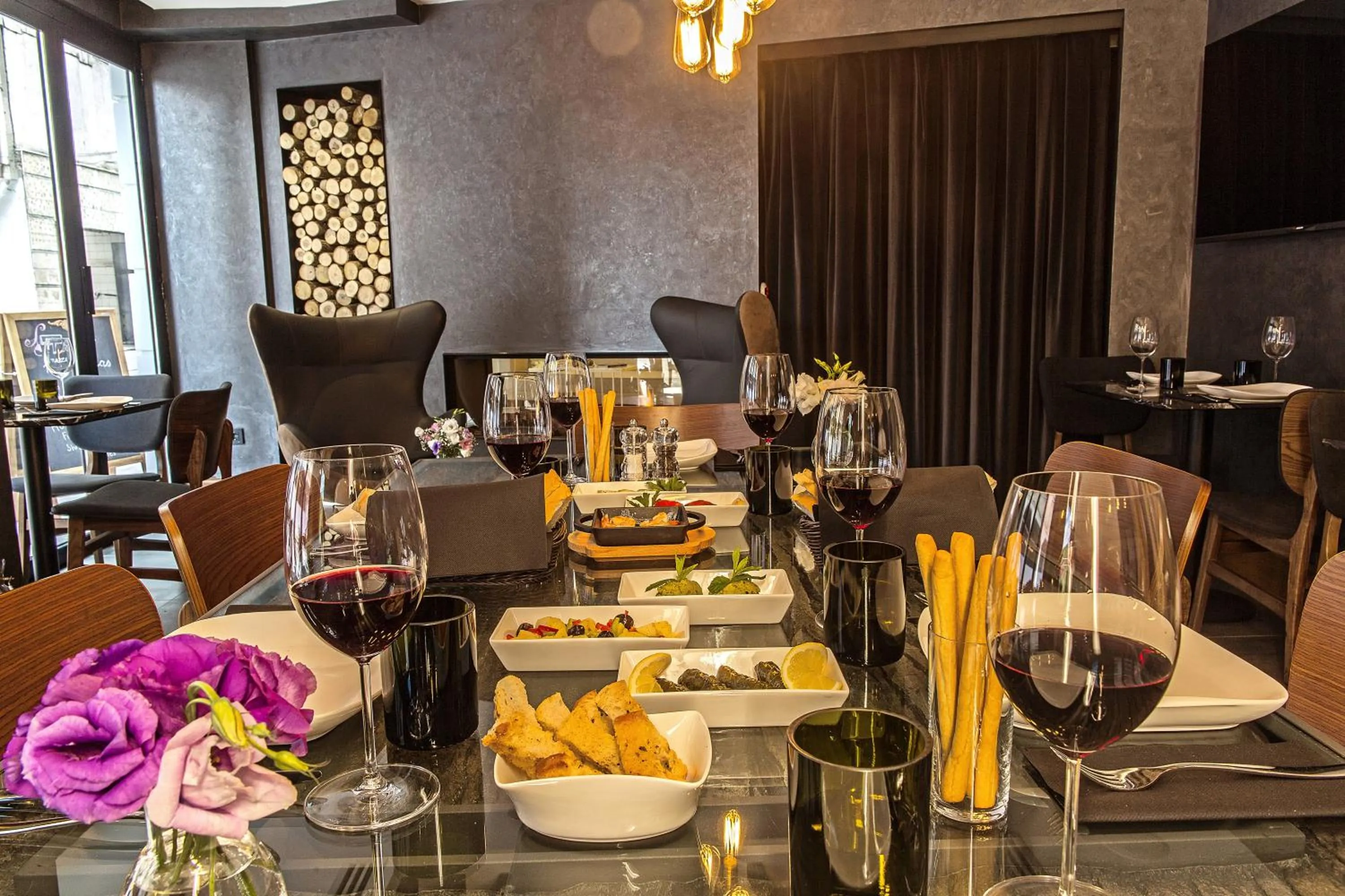 Restaurant/places to eat in Barbera Hotel