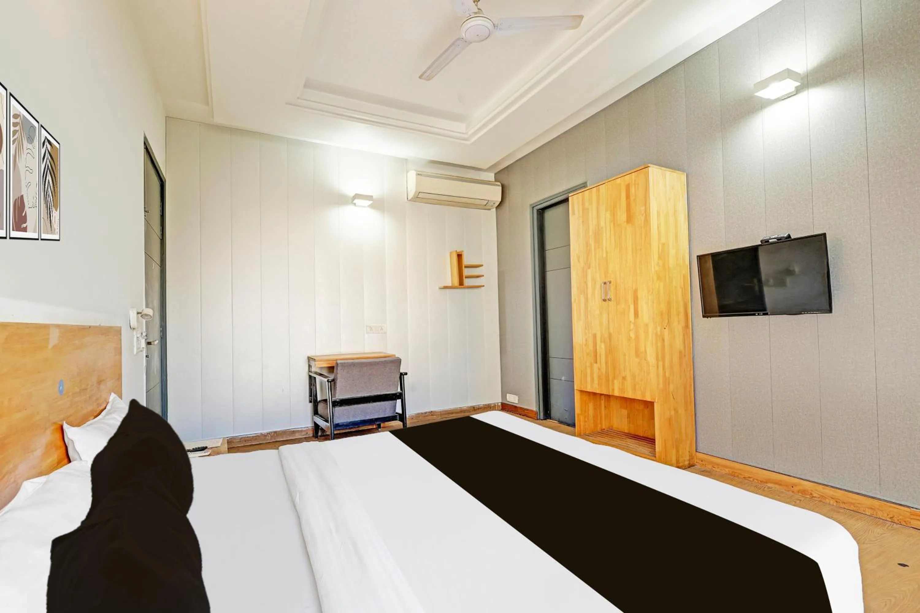 Bedroom, Bed in Super Townhouse Sector 49 Sohna Road