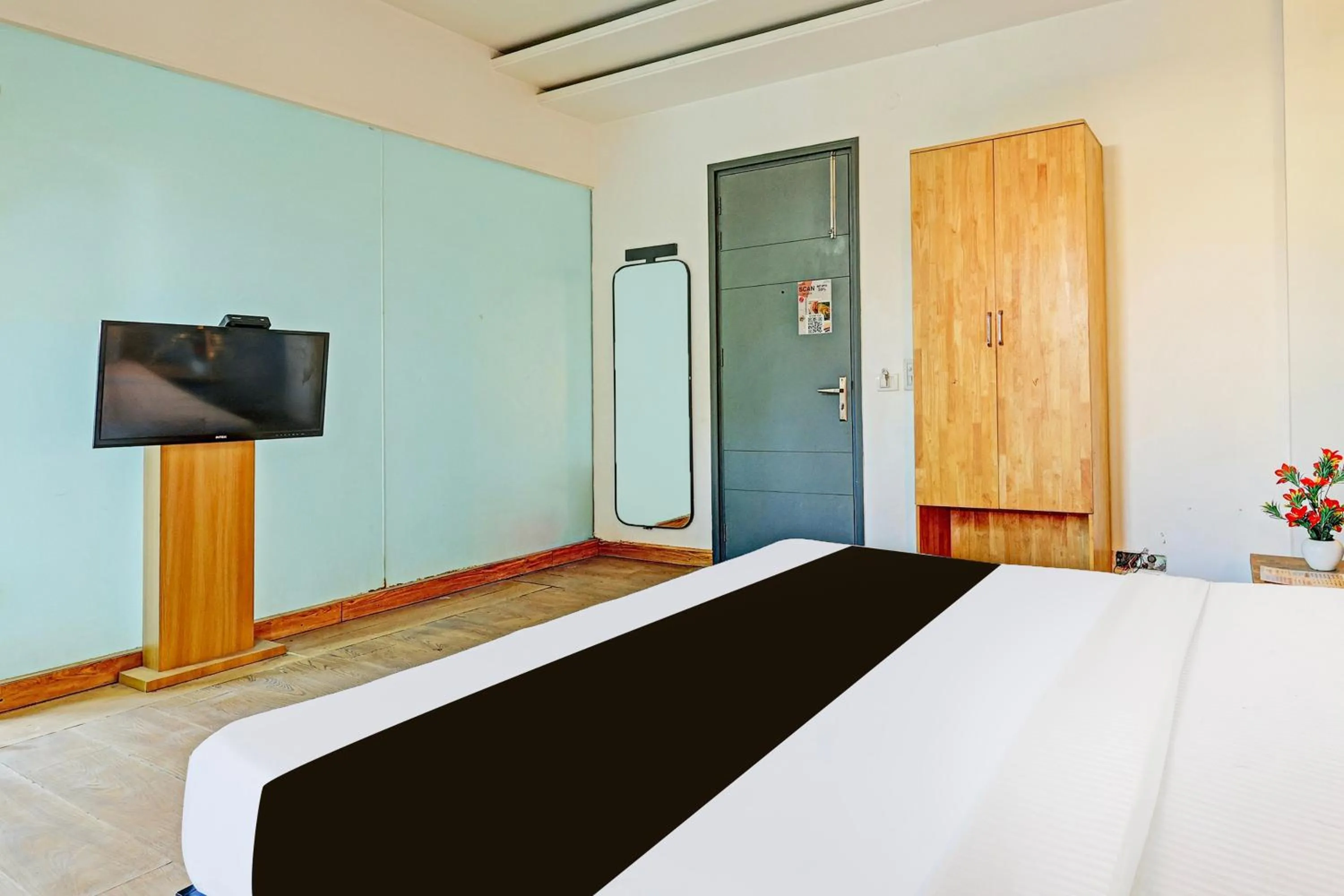 Bedroom, Bed in Super Townhouse Sector 49 Sohna Road