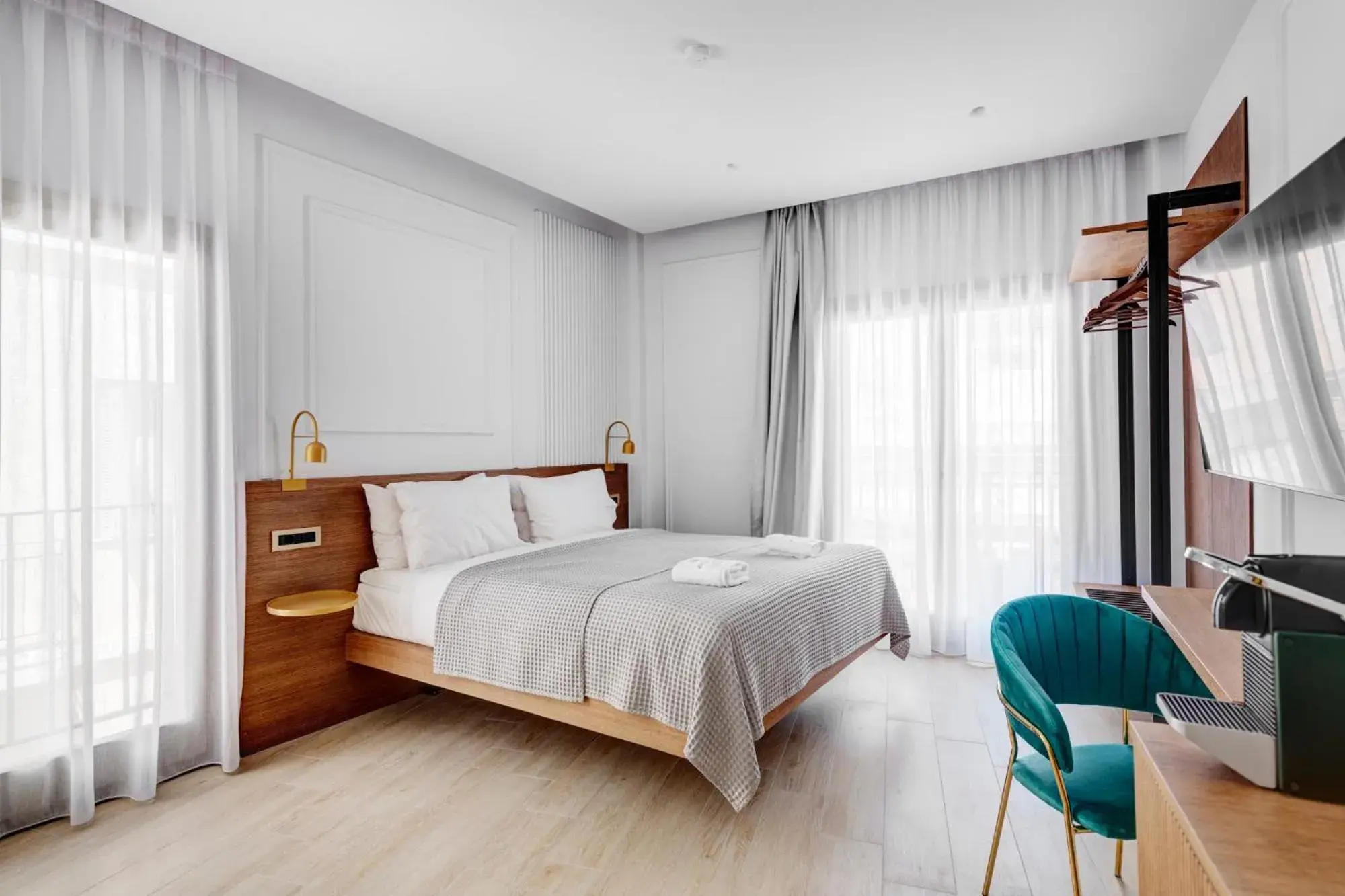 Deluxe Triple Room in Eclectic Syros Deluxe Triple Room in Eclectic Syros