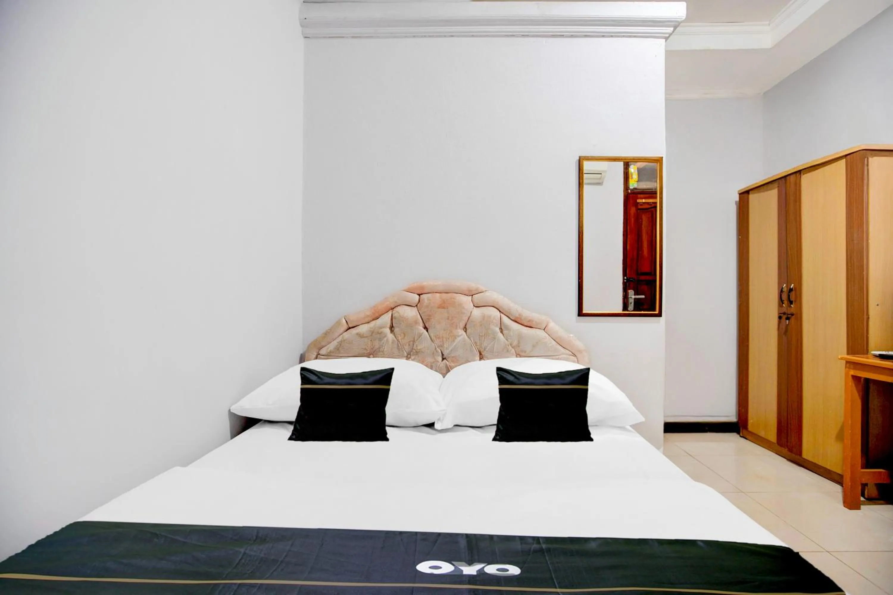 Photo of the whole room, Bed in Hotel O Balikpapan near Taman Beruang Madu formerly Palm Cafe Inn