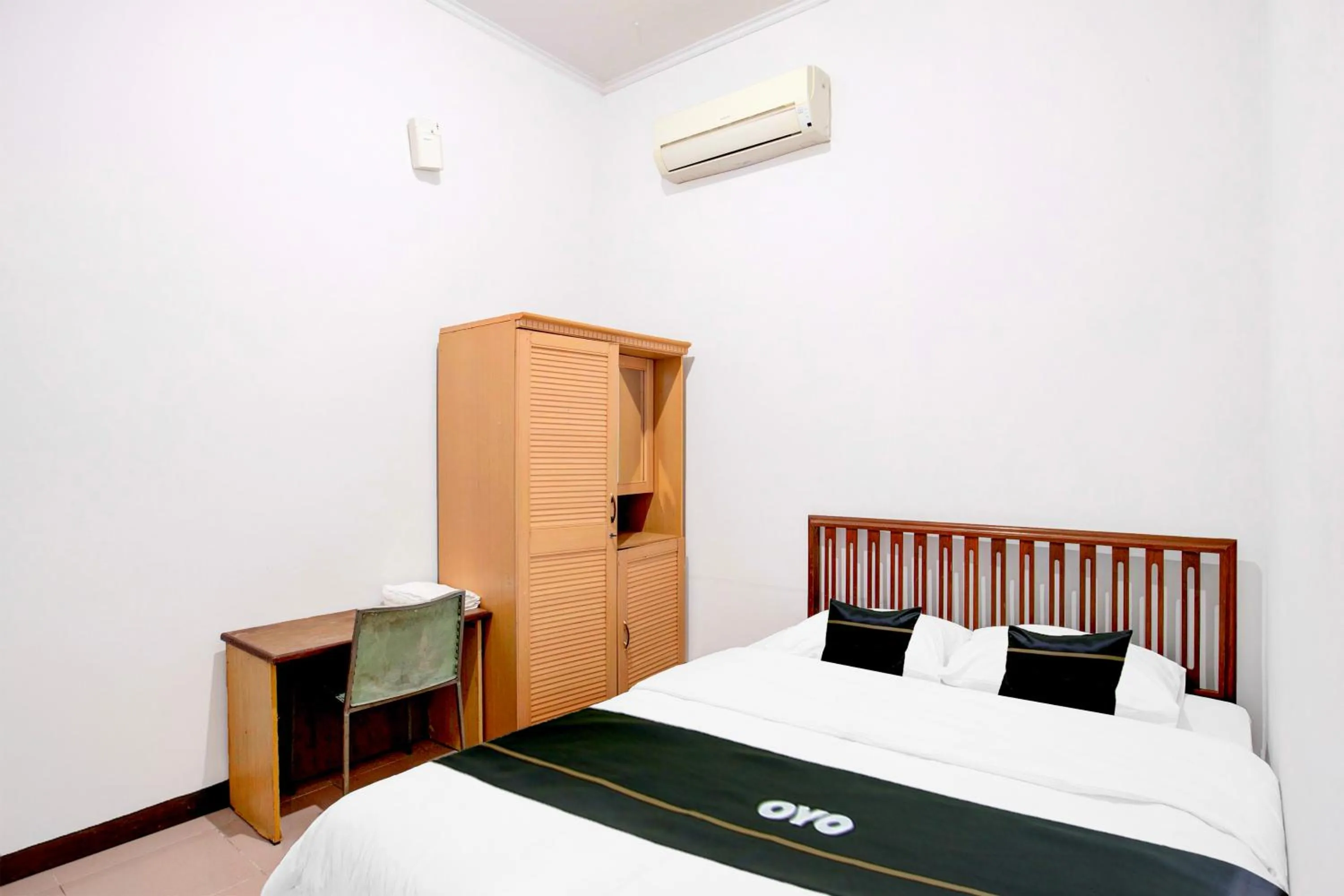 Photo of the whole room, Bed in Hotel O Balikpapan near Taman Beruang Madu formerly Palm Cafe Inn