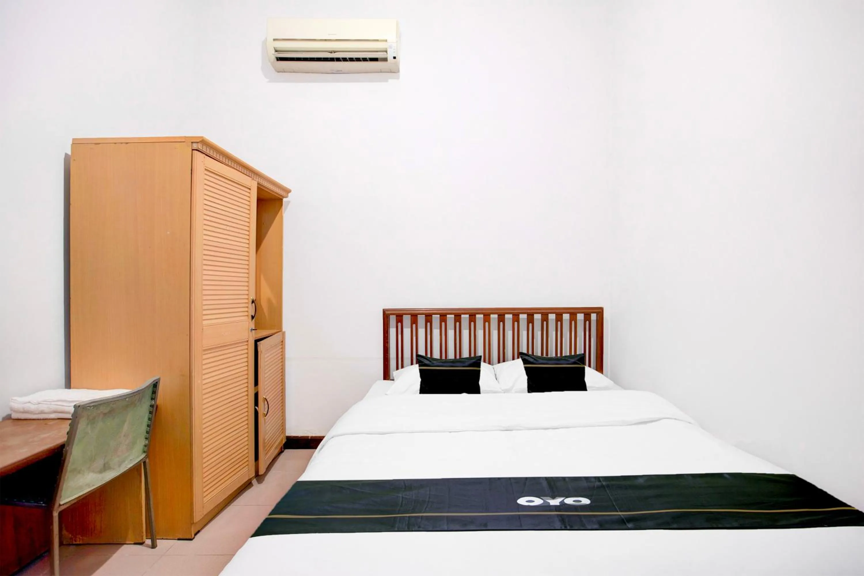 Photo of the whole room, Bed in Hotel O Balikpapan near Taman Beruang Madu formerly Palm Cafe Inn