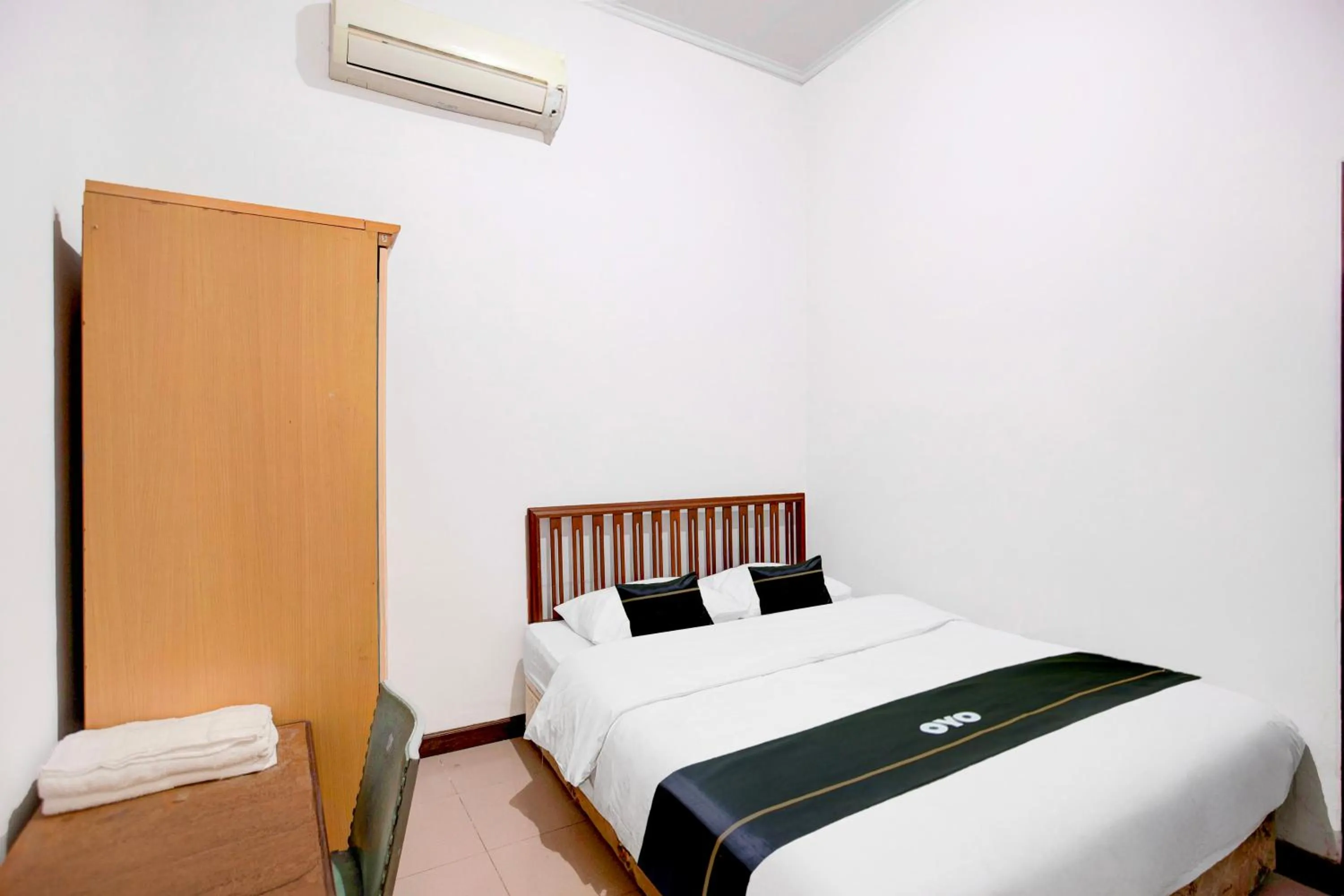 Photo of the whole room, Bed in Hotel O Balikpapan near Taman Beruang Madu formerly Palm Cafe Inn