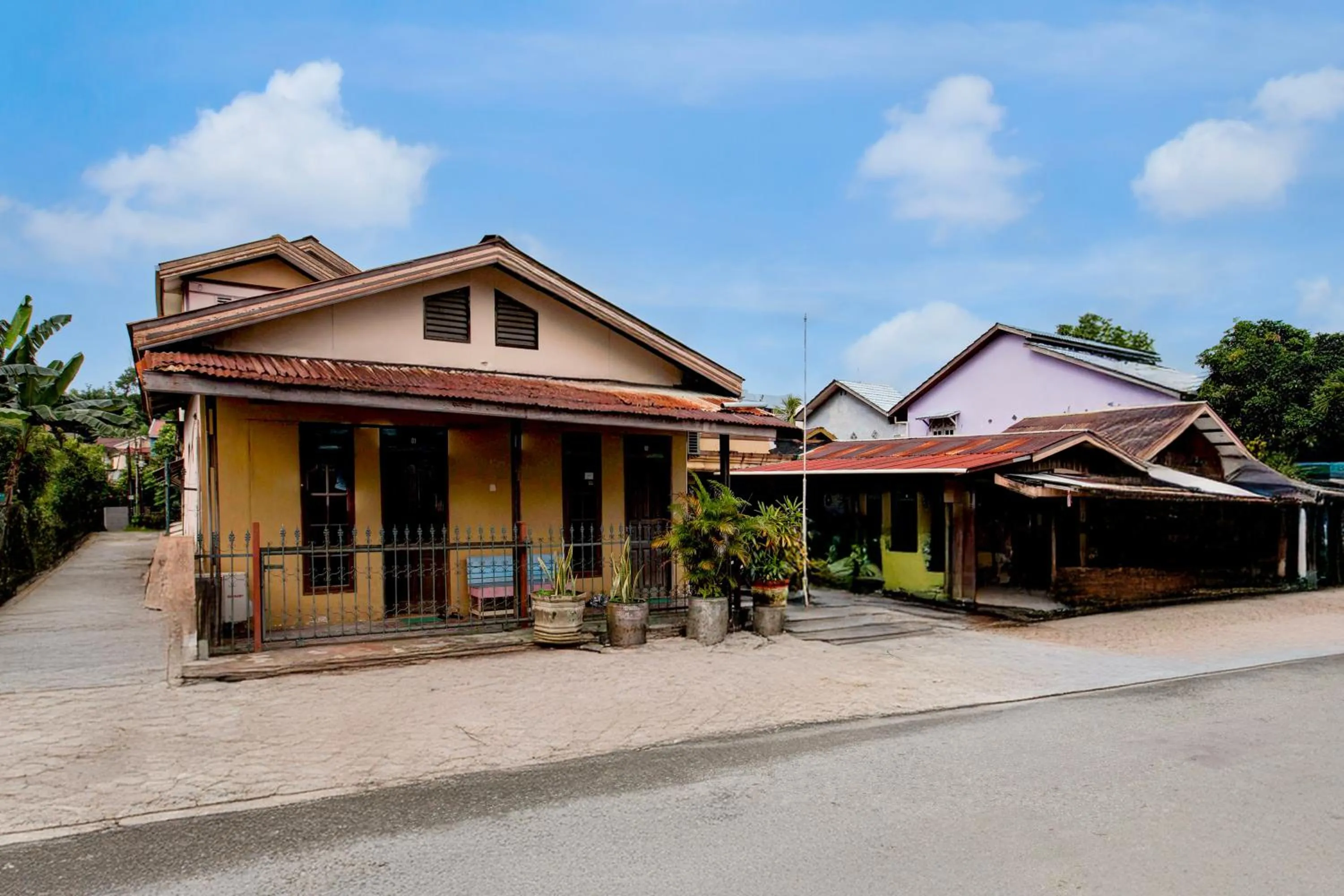 Facade/entrance in Hotel O Balikpapan near Taman Beruang Madu formerly Palm Cafe Inn