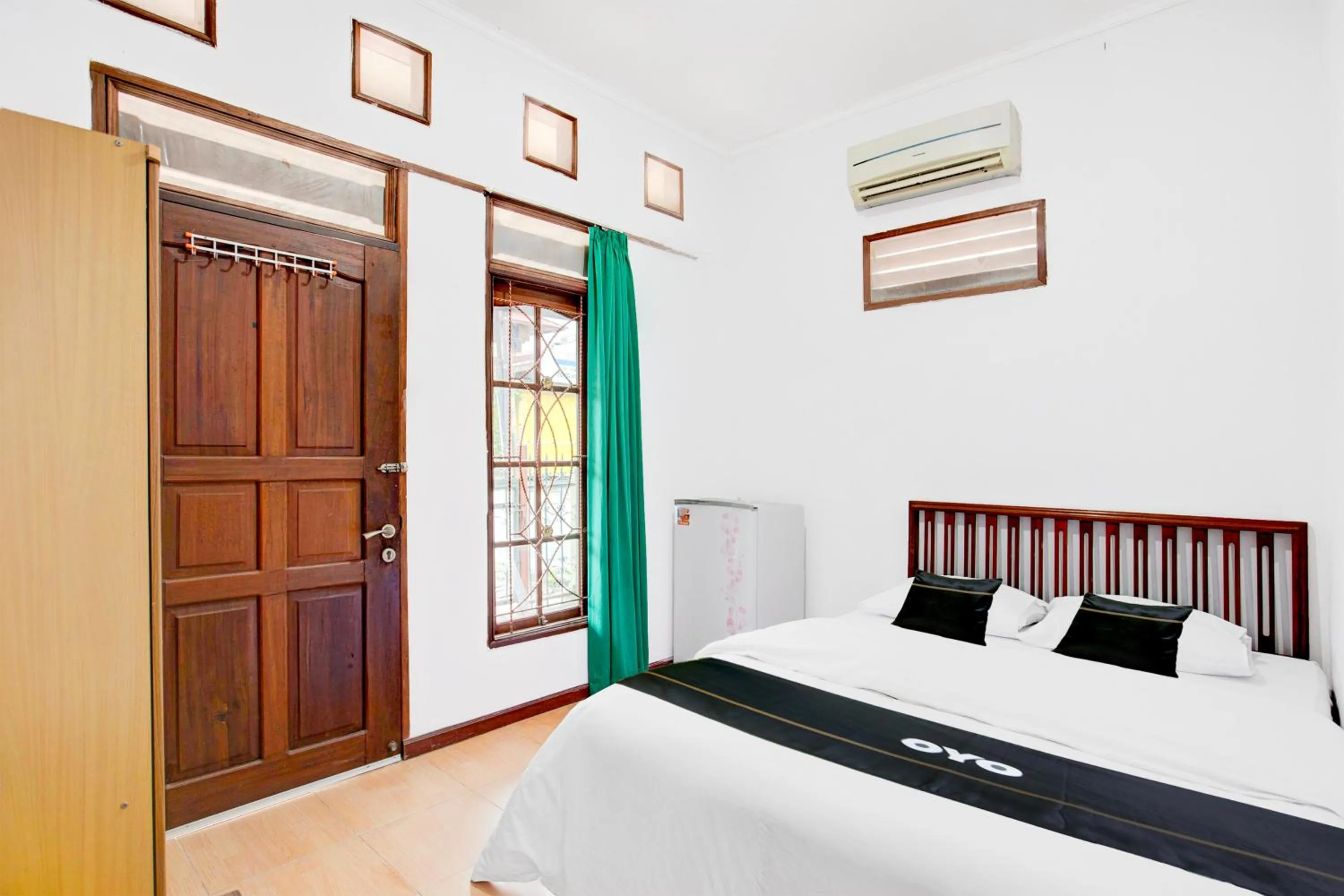 Photo of the whole room, Bed in Hotel O Balikpapan near Taman Beruang Madu formerly Palm Cafe Inn