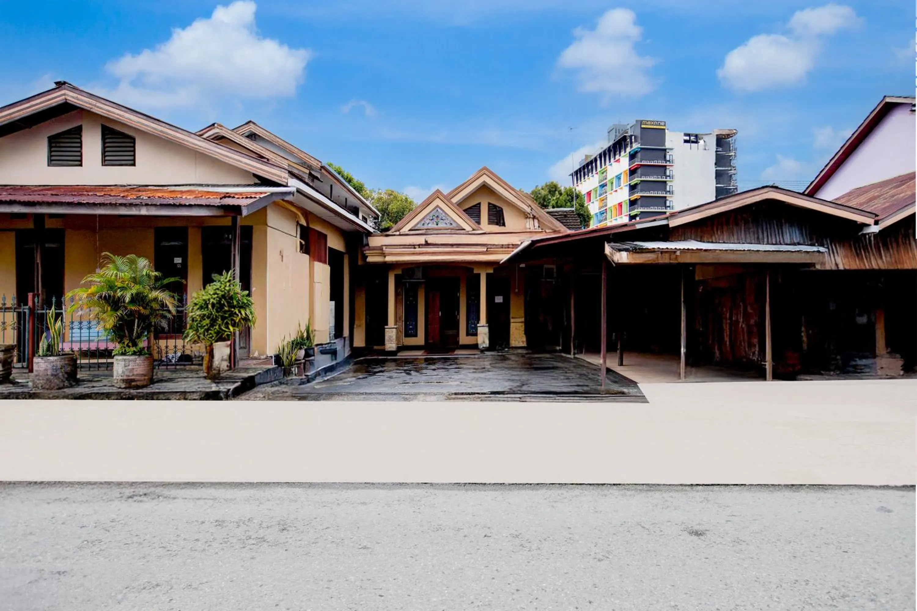 Facade/entrance in Hotel O Balikpapan near Taman Beruang Madu formerly Palm Cafe Inn