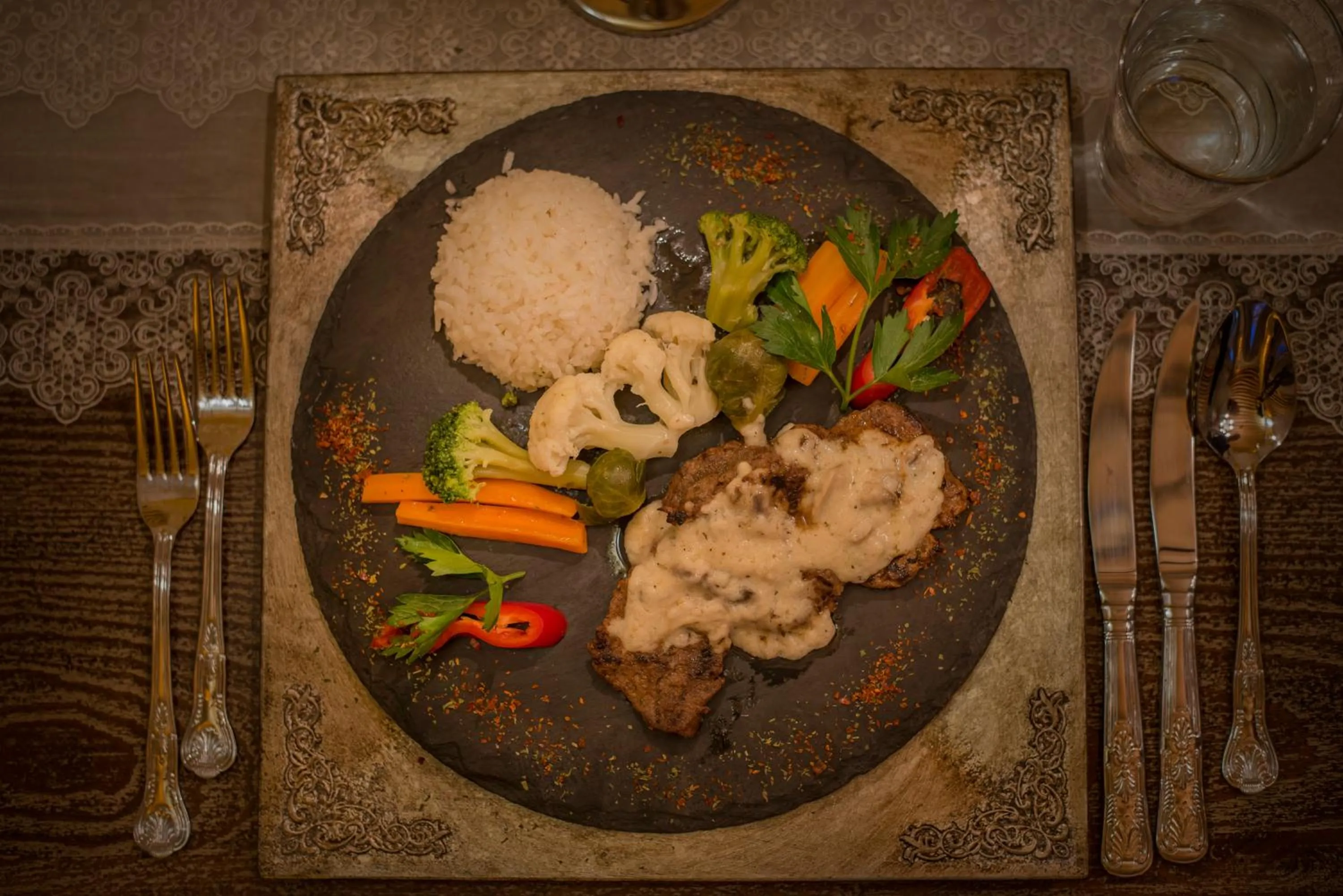 Restaurant/places to eat in Elika Cave Suites & Spa