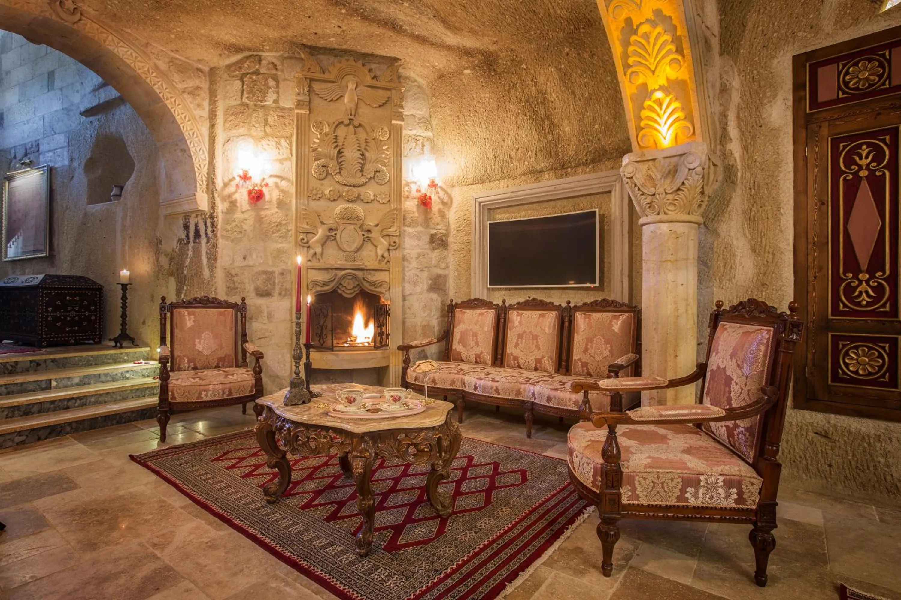 TV and multimedia in Elika Cave Suites & Spa