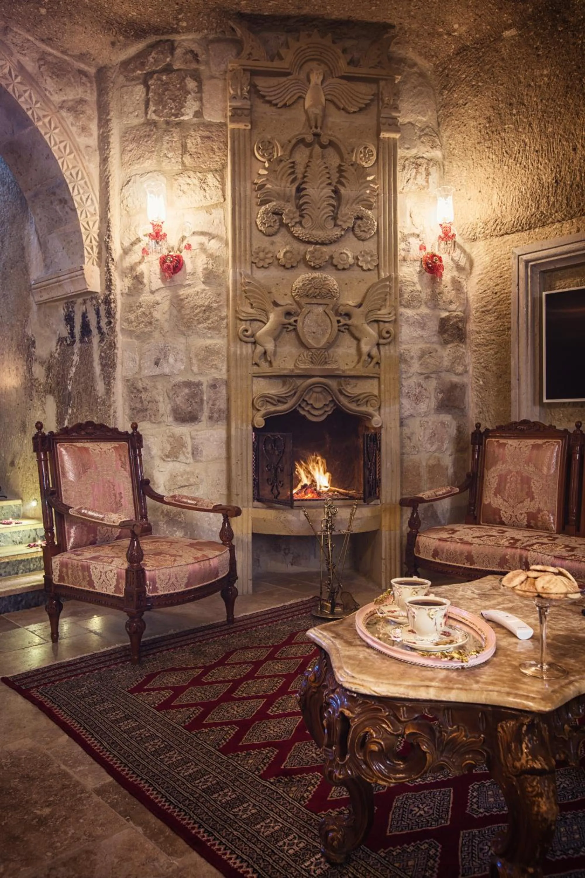 TV and multimedia in Elika Cave Suites & Spa