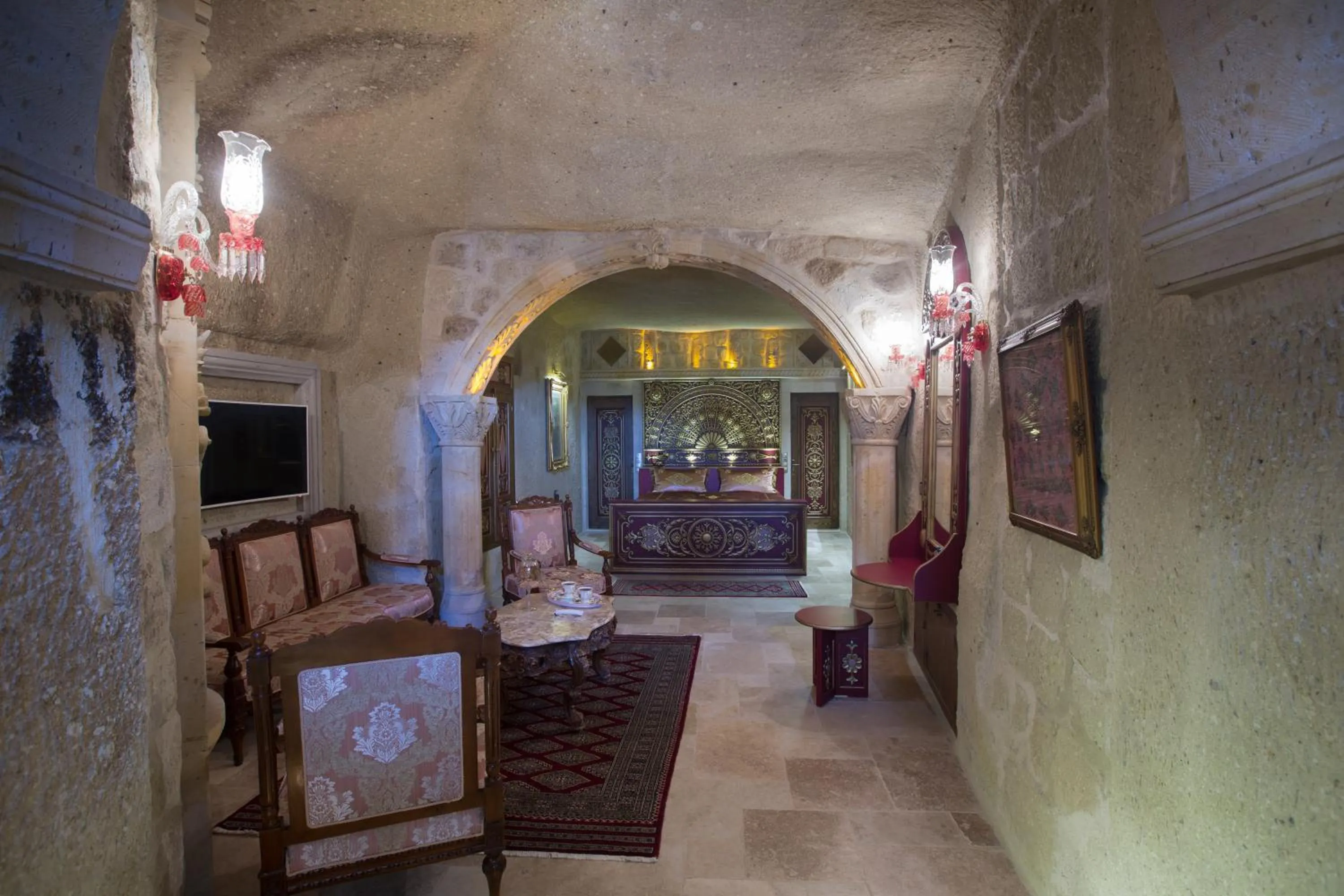 TV and multimedia in Elika Cave Suites & Spa