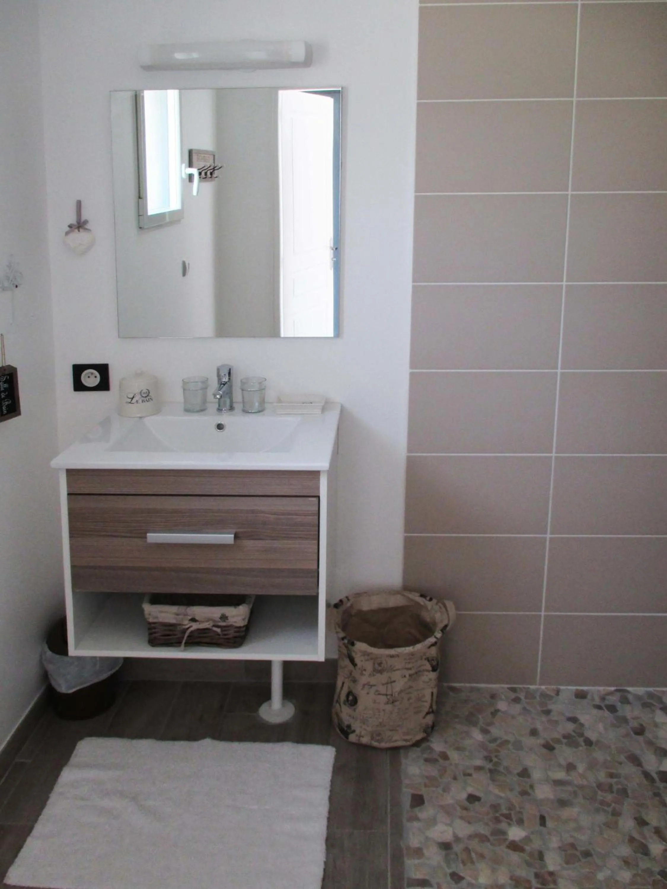 Bathroom in Les Abris Du Château