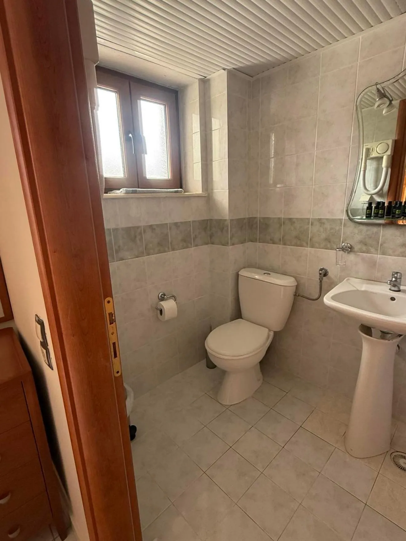 Bathroom in Aigeiros Apartments & restaurant