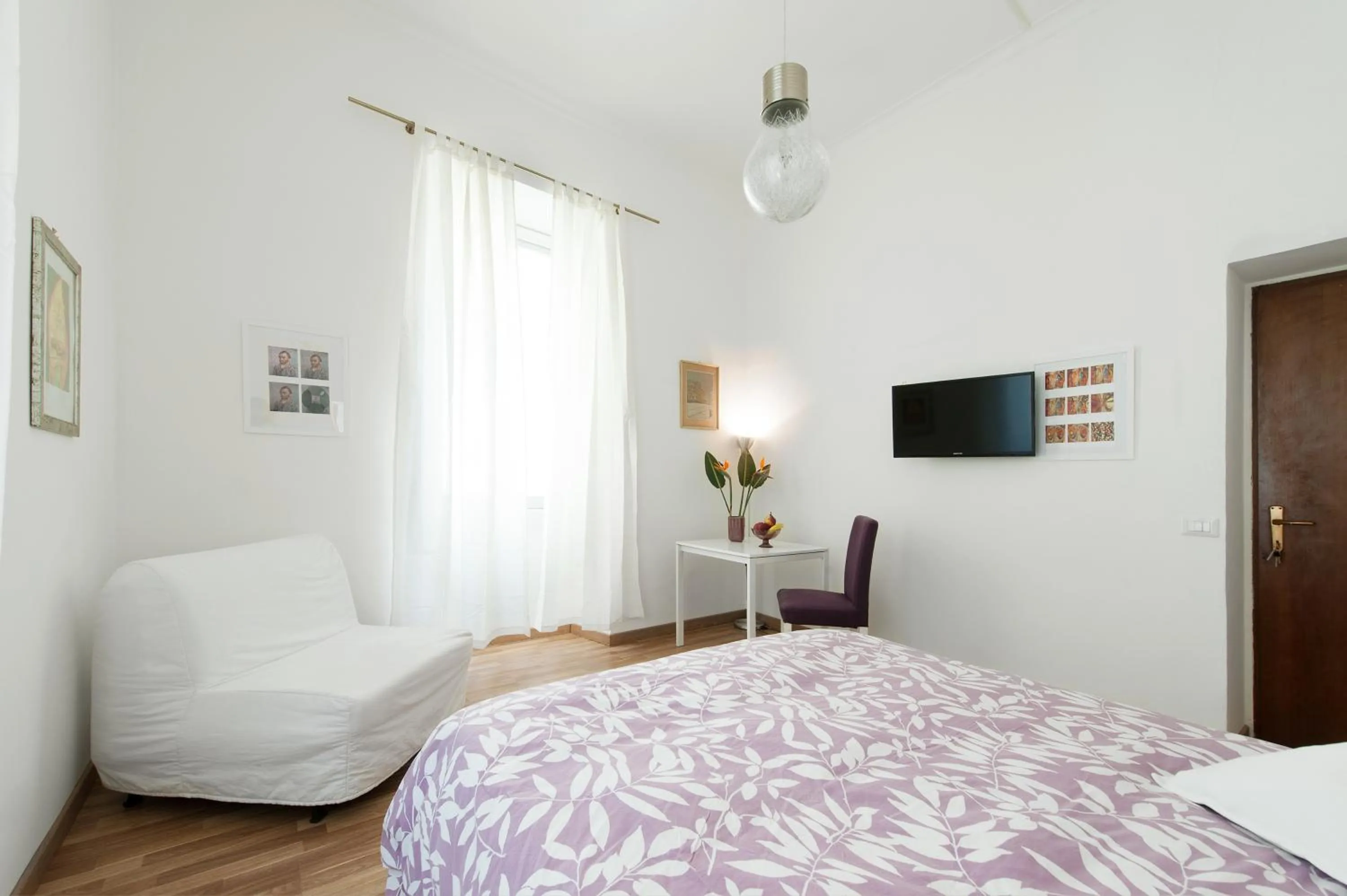 Photo of the whole room, Bed in Rome Center Rooms