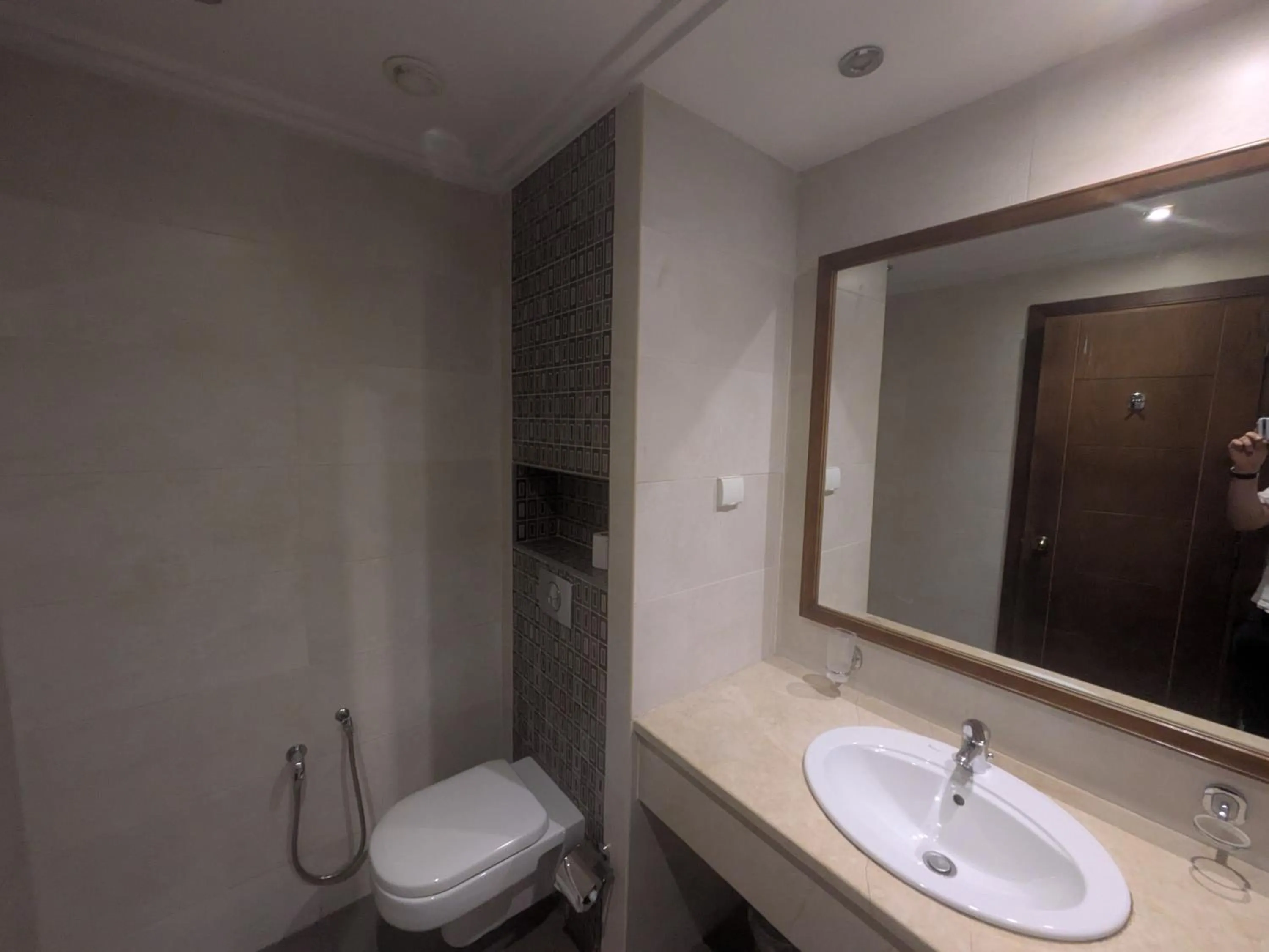 Toilet in Hôtel Résidence Le Consul