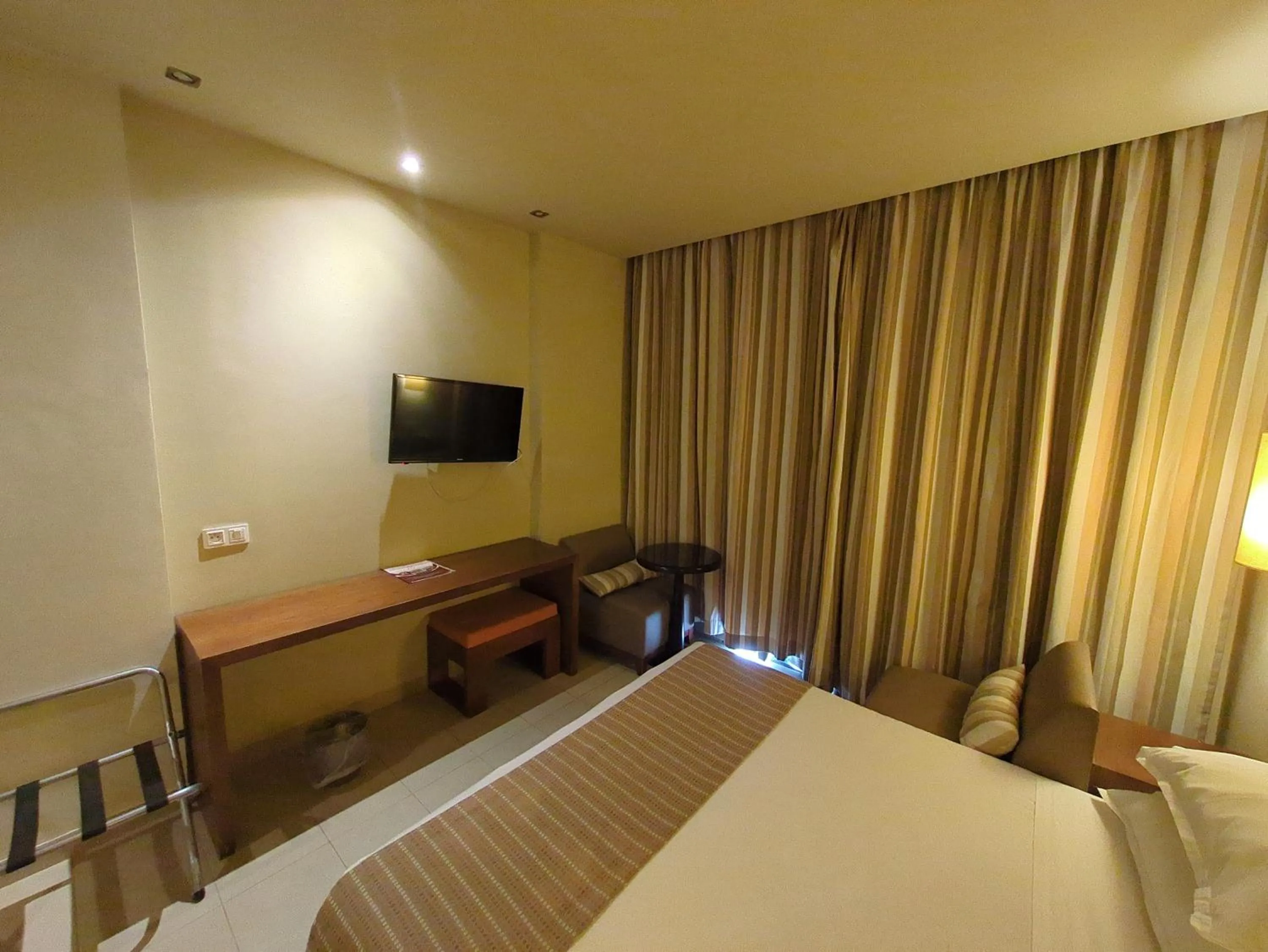 Communal lounge/ TV room, Bed in Hôtel Résidence Le Consul