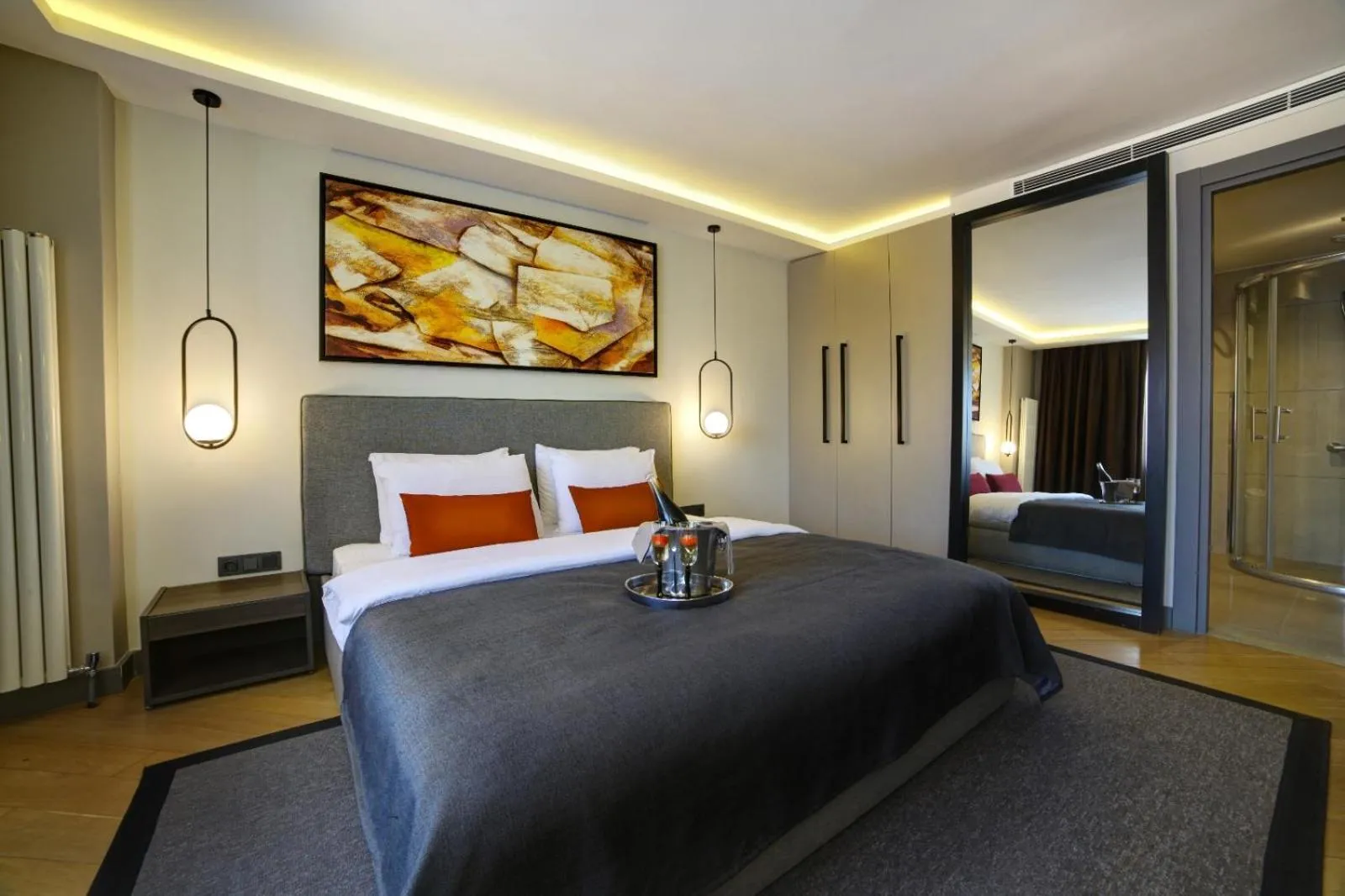 Shower, Bed in The Capital Suites