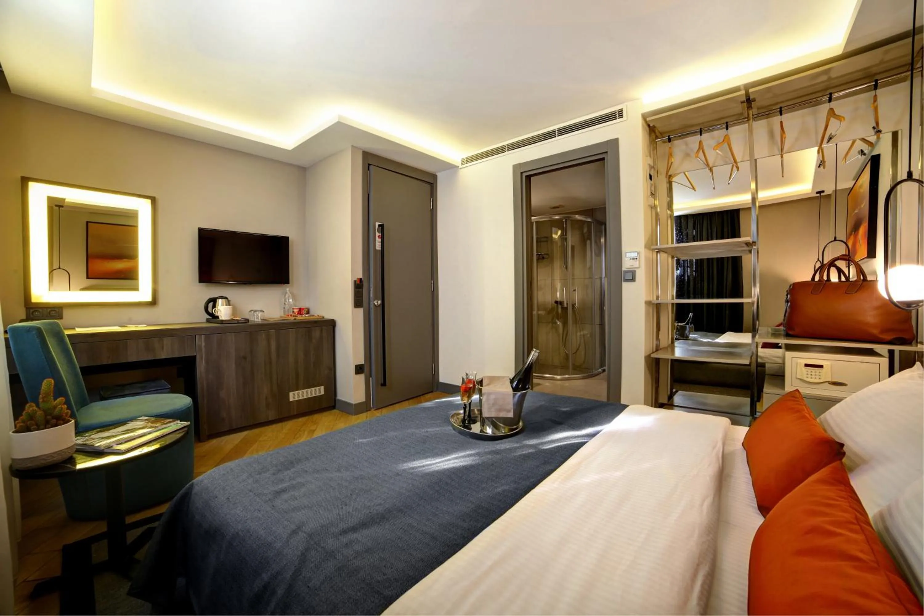 Photo of the whole room, Bed in The Capital Suites
