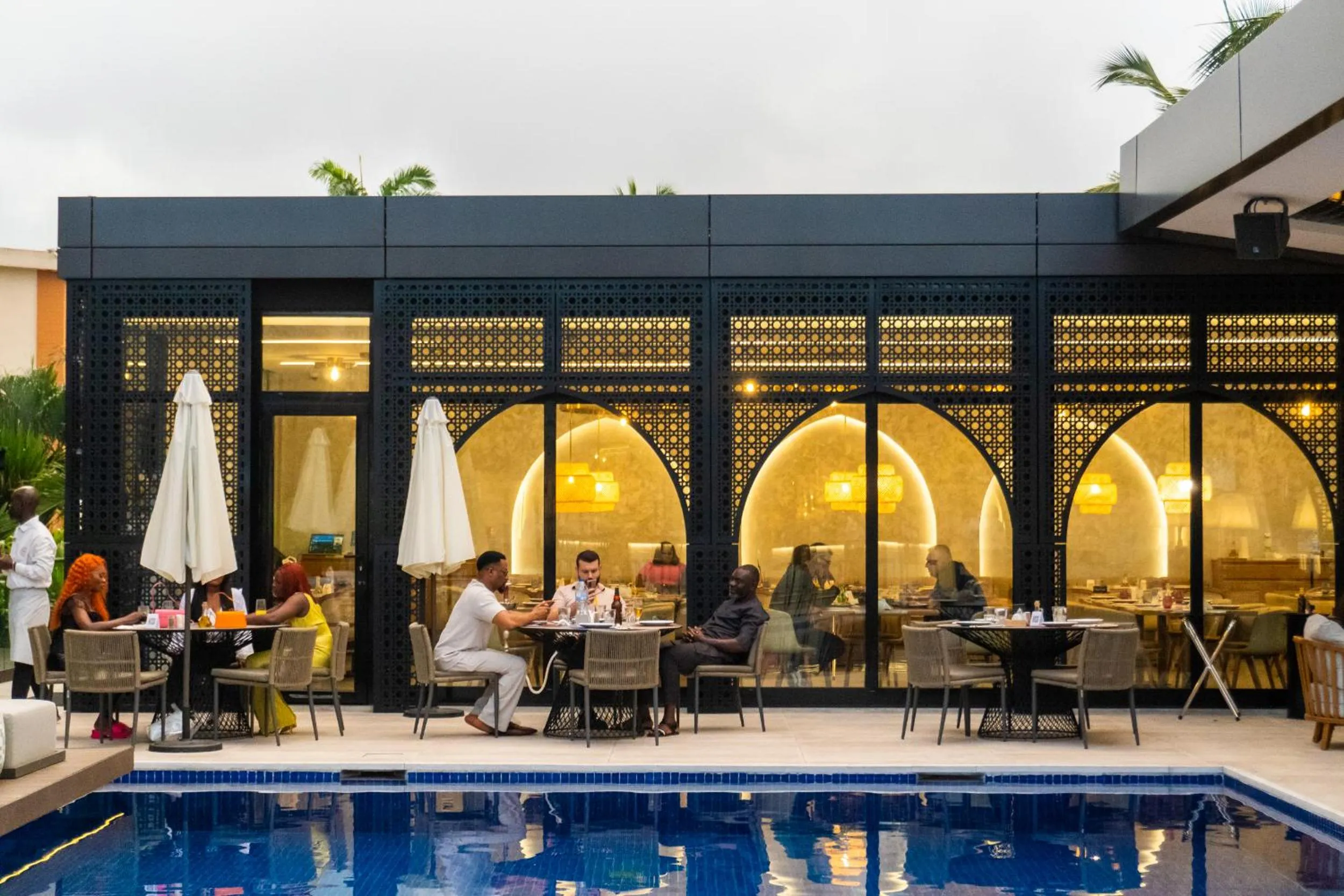 Restaurant/places to eat in Maroko Bayshore Suites