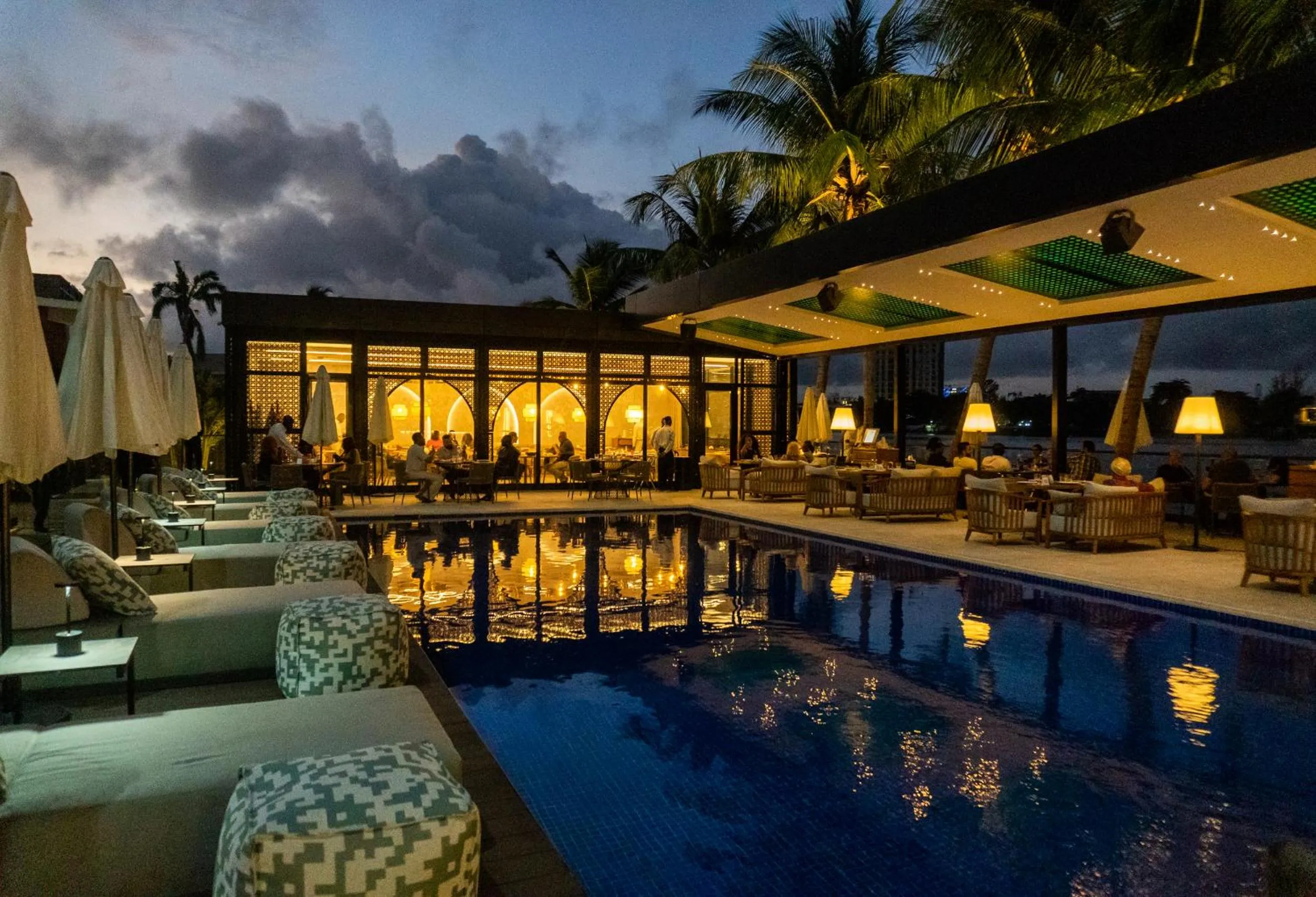 Restaurant/places to eat in Maroko Bayshore Suites