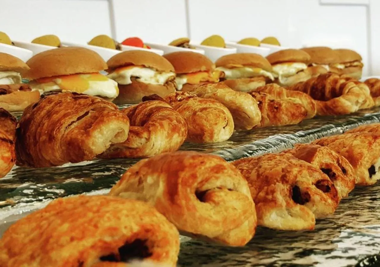 Breakfast in Maroko Bayshore Suites