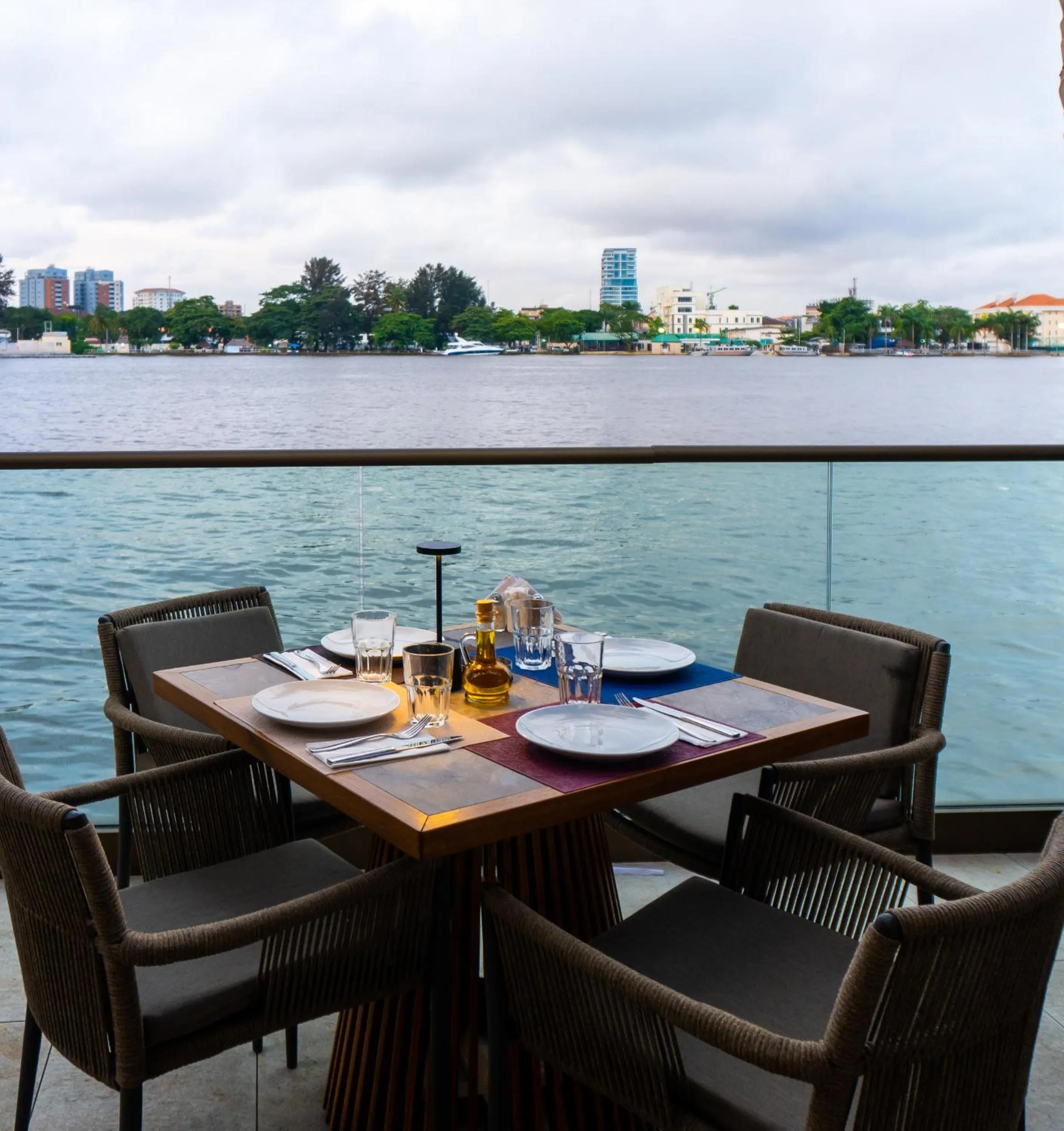 Restaurant/places to eat in Maroko Bayshore Suites