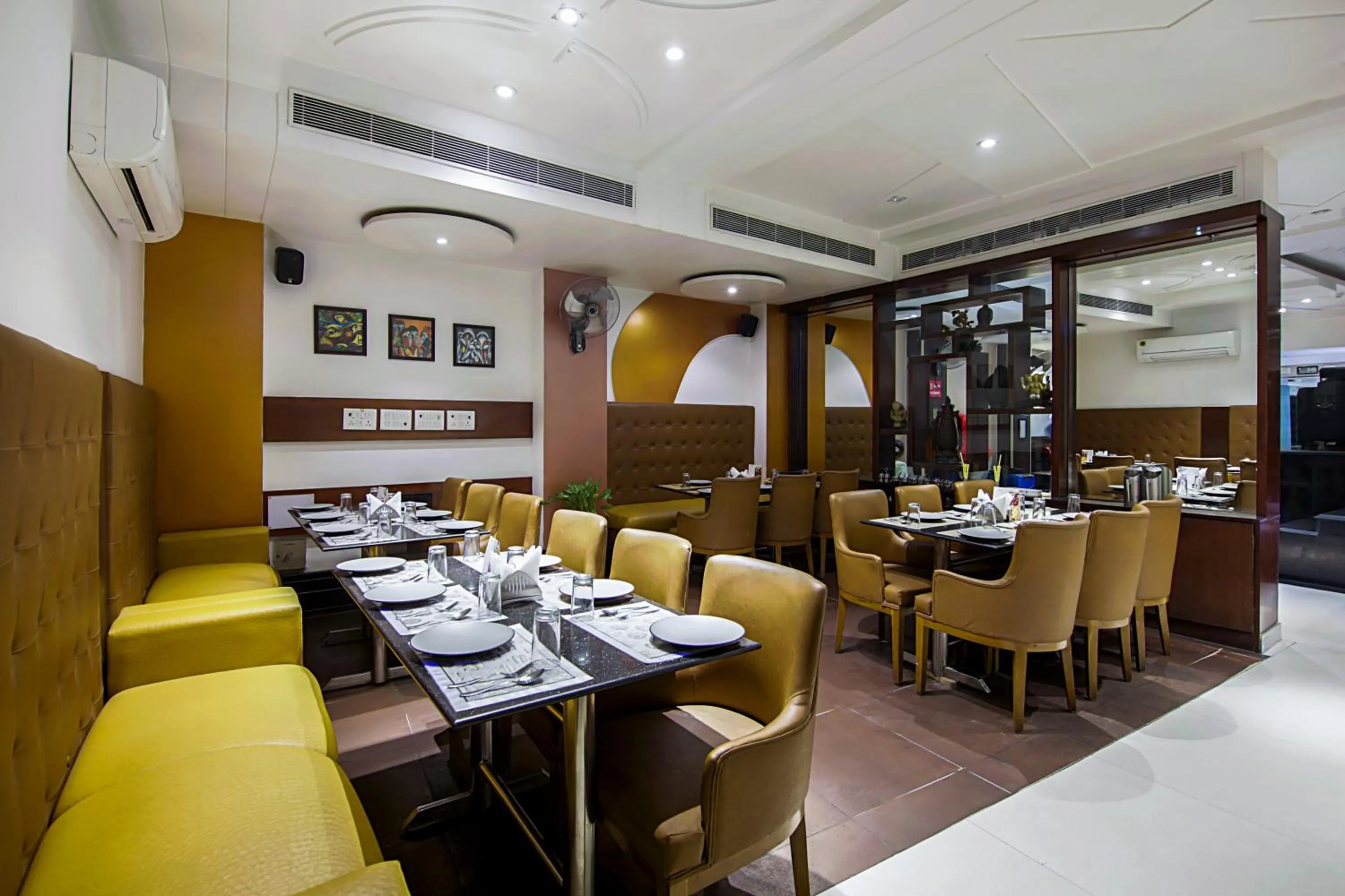 Restaurant/places to eat in Hotel DELHI 37 by STAR GROUP