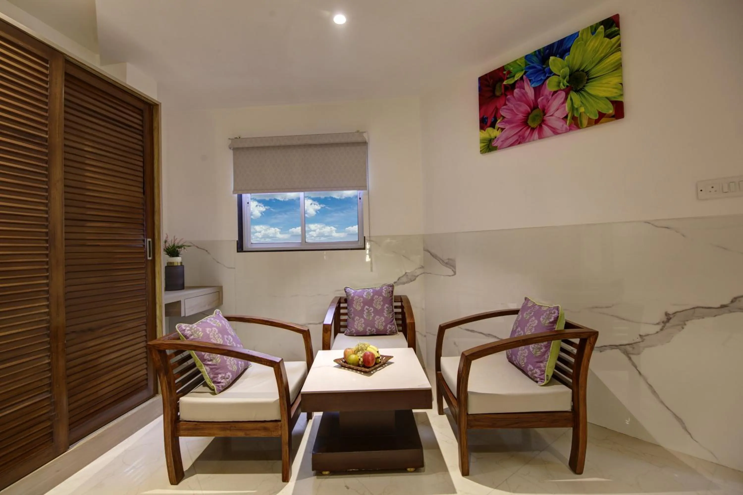 Seating area in Hotel DELHI 37 by STAR GROUP