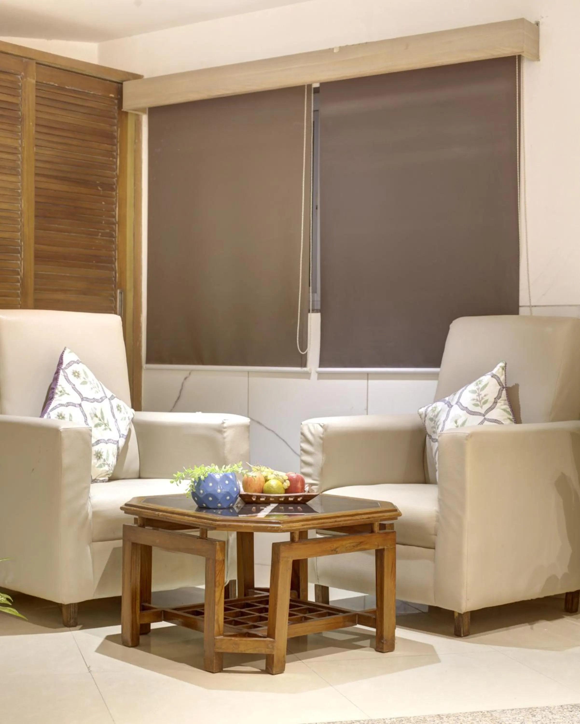 Seating area in Hotel DELHI 37 by STAR GROUP