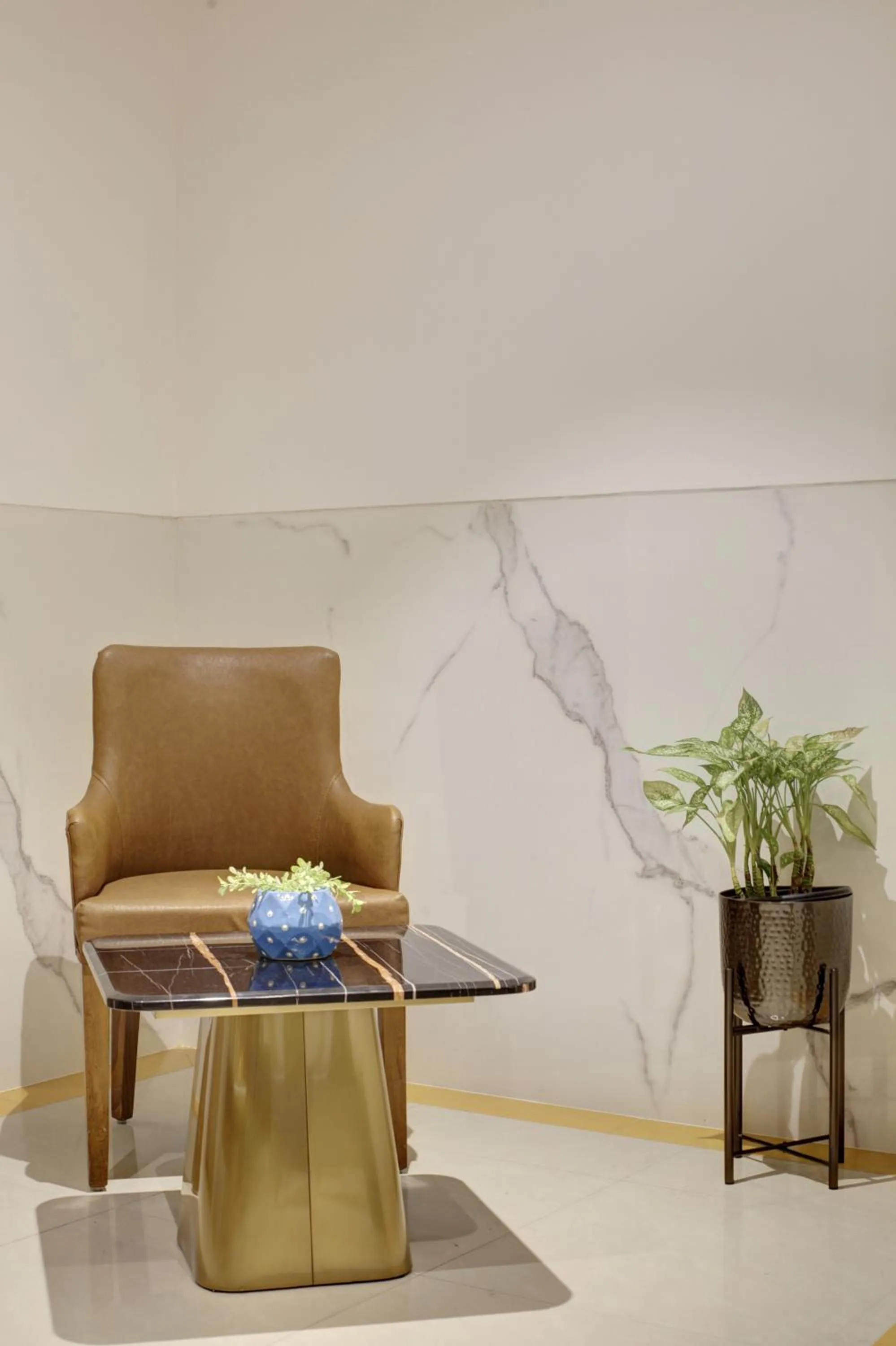 Seating area in Hotel DELHI 37 by STAR GROUP