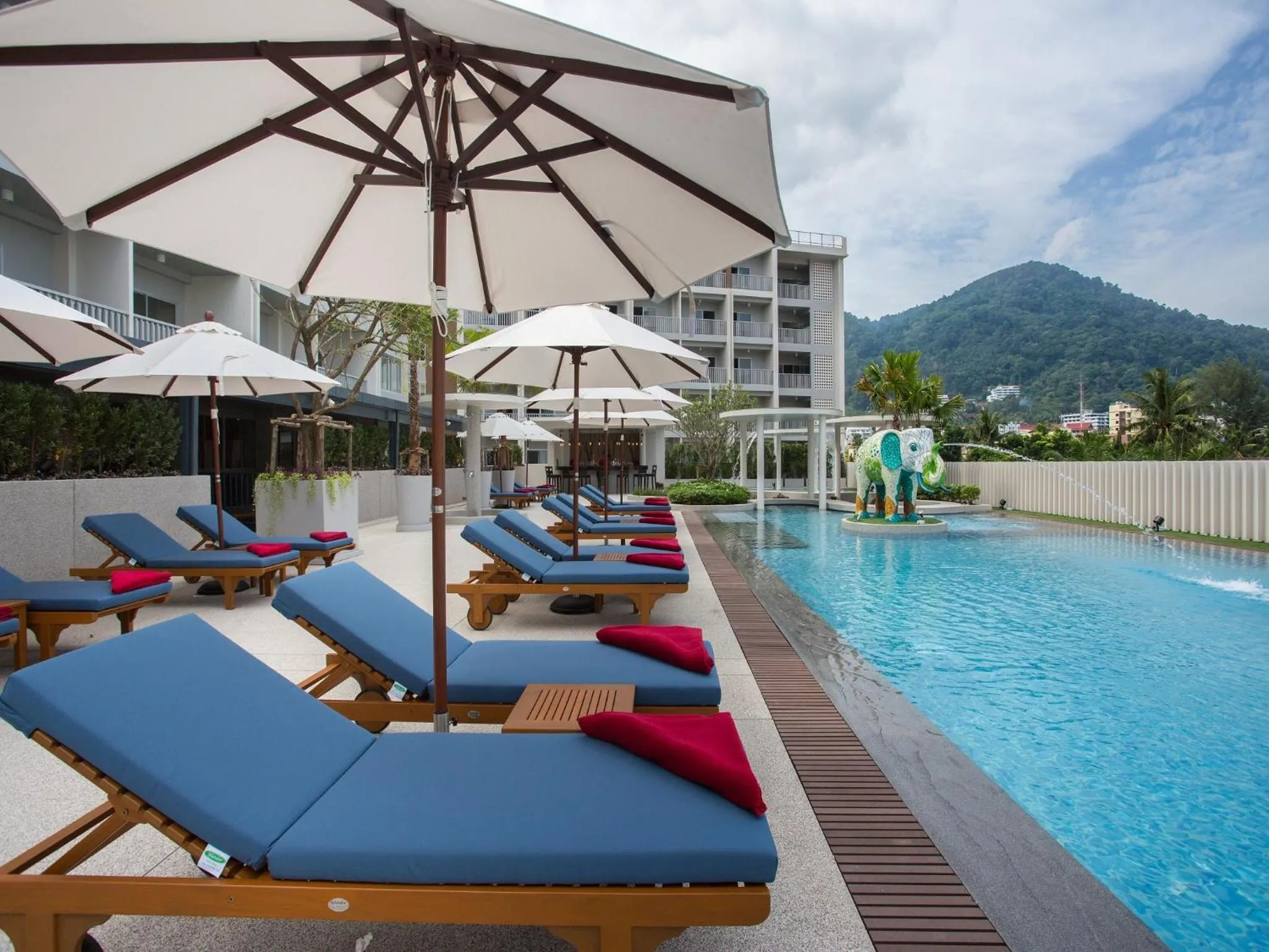 Lounge or bar in Ramada by Wyndham Phuket Deevana