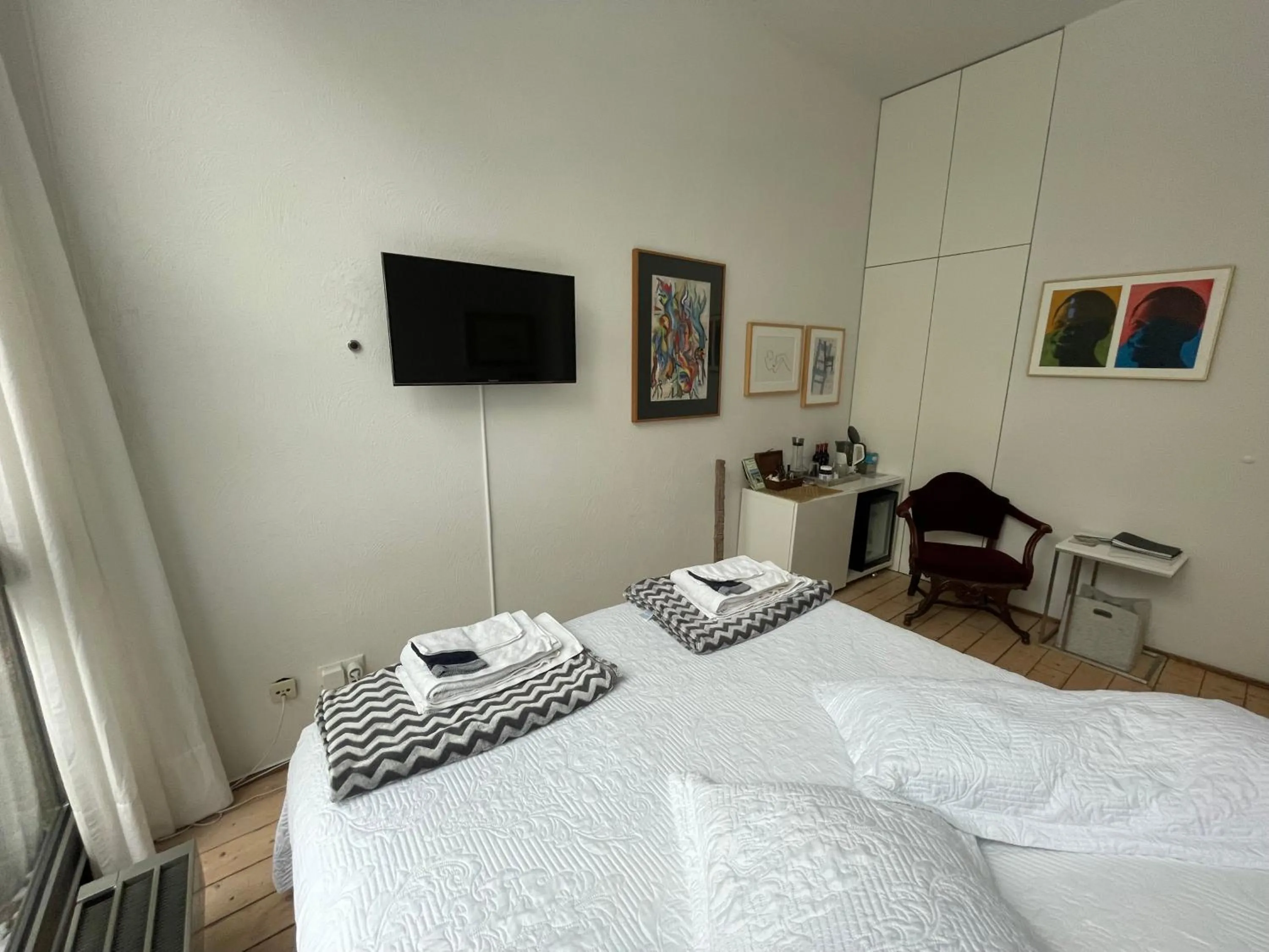 Photo of the whole room, Bed in Room Art Lovers