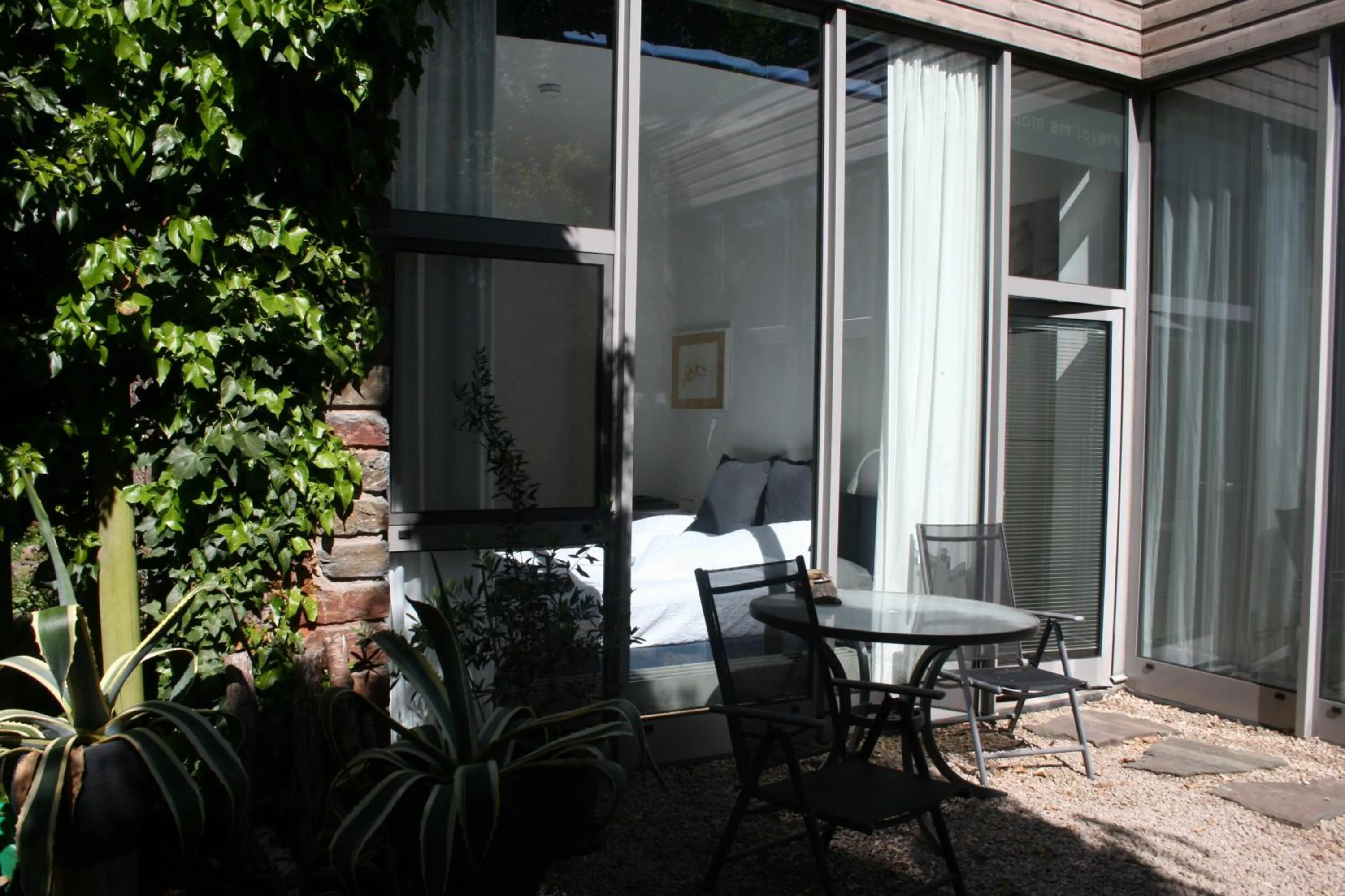 Photo of the whole room in Room Art Lovers