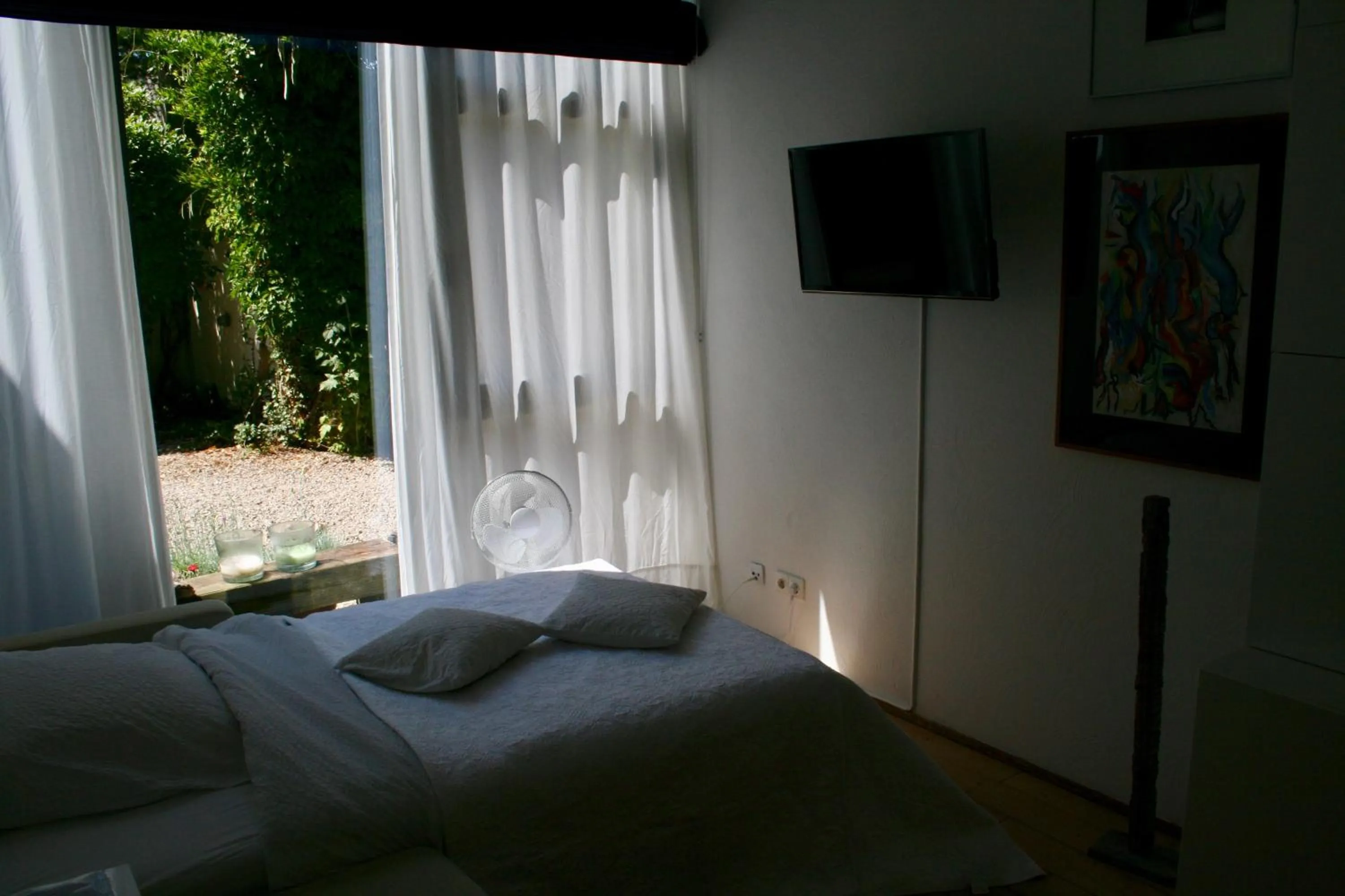 Bed in Room Art Lovers